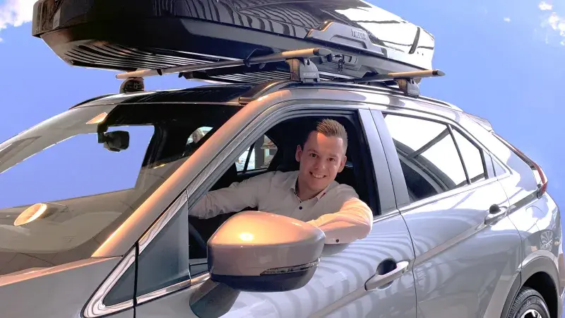 Twan van der Aar is klaar voor de vakantie! in een Mitsubishi Eclipse Cross met dak koffer voor extra bagaruimte