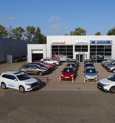 Aanzicht showroom met voorraad occasions