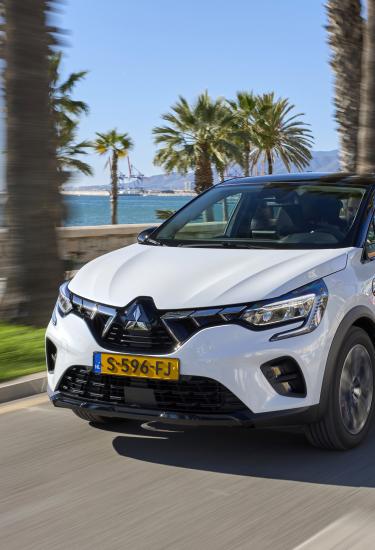 Witte Mitsubishi ASX MY2023 met palmbomen
