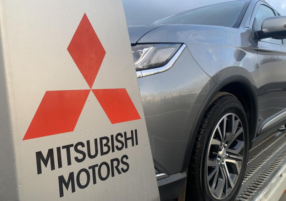 Aflevering Mitsubishi Outlander met Mitsubishi Canter ingezoomd
