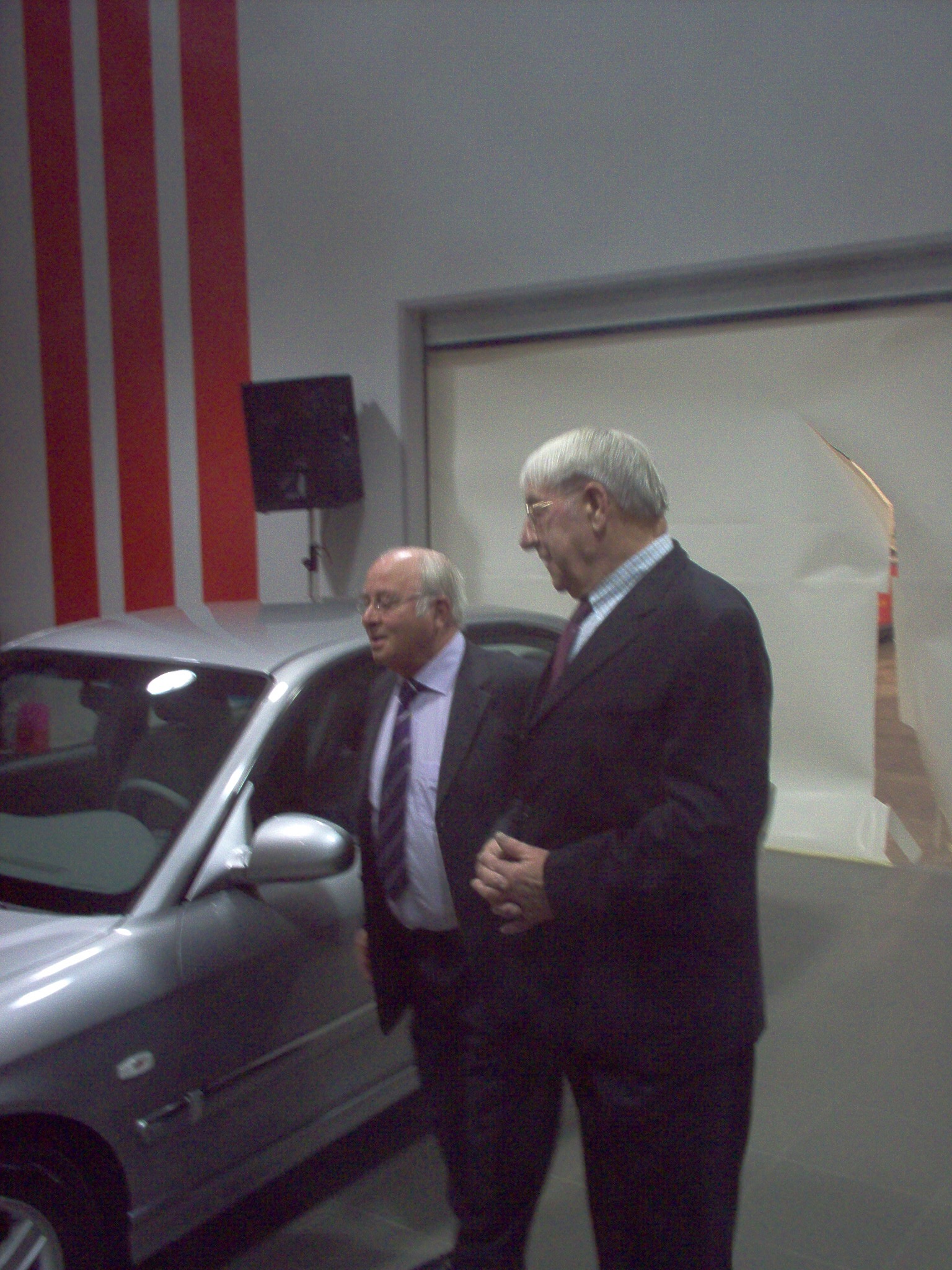 Opening showroom door binnenrijden auto