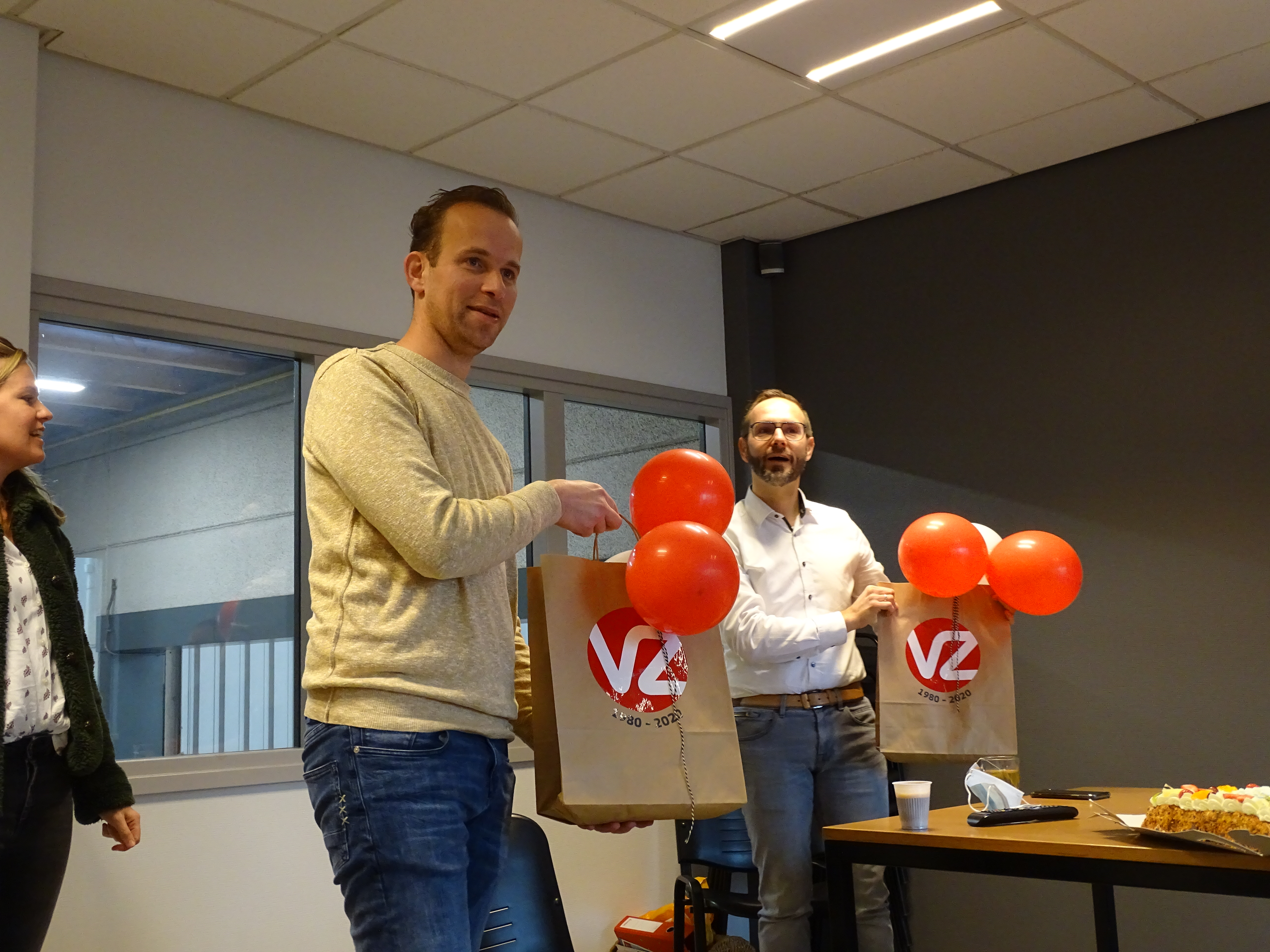 Arie en Thijs krijgen cadeau van personeel