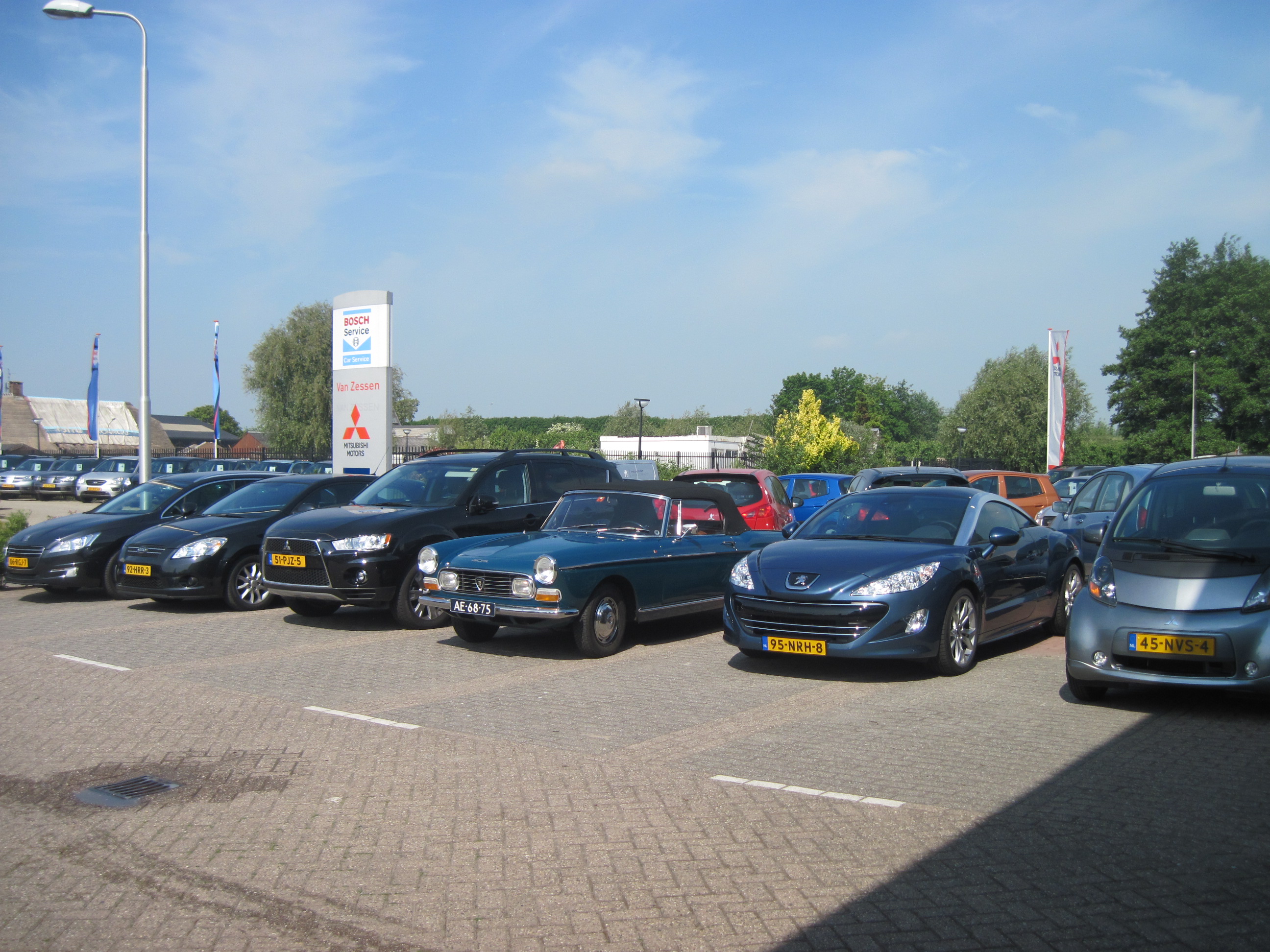 Gebroederlijk naast elkaar Peugeot en Mitsubishi