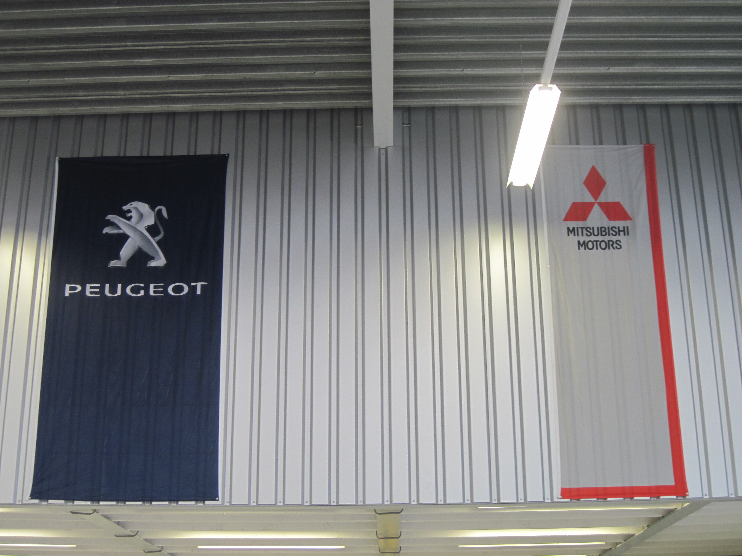 Gebroederlijk naast elkaar Peugeot en Mitsubishi