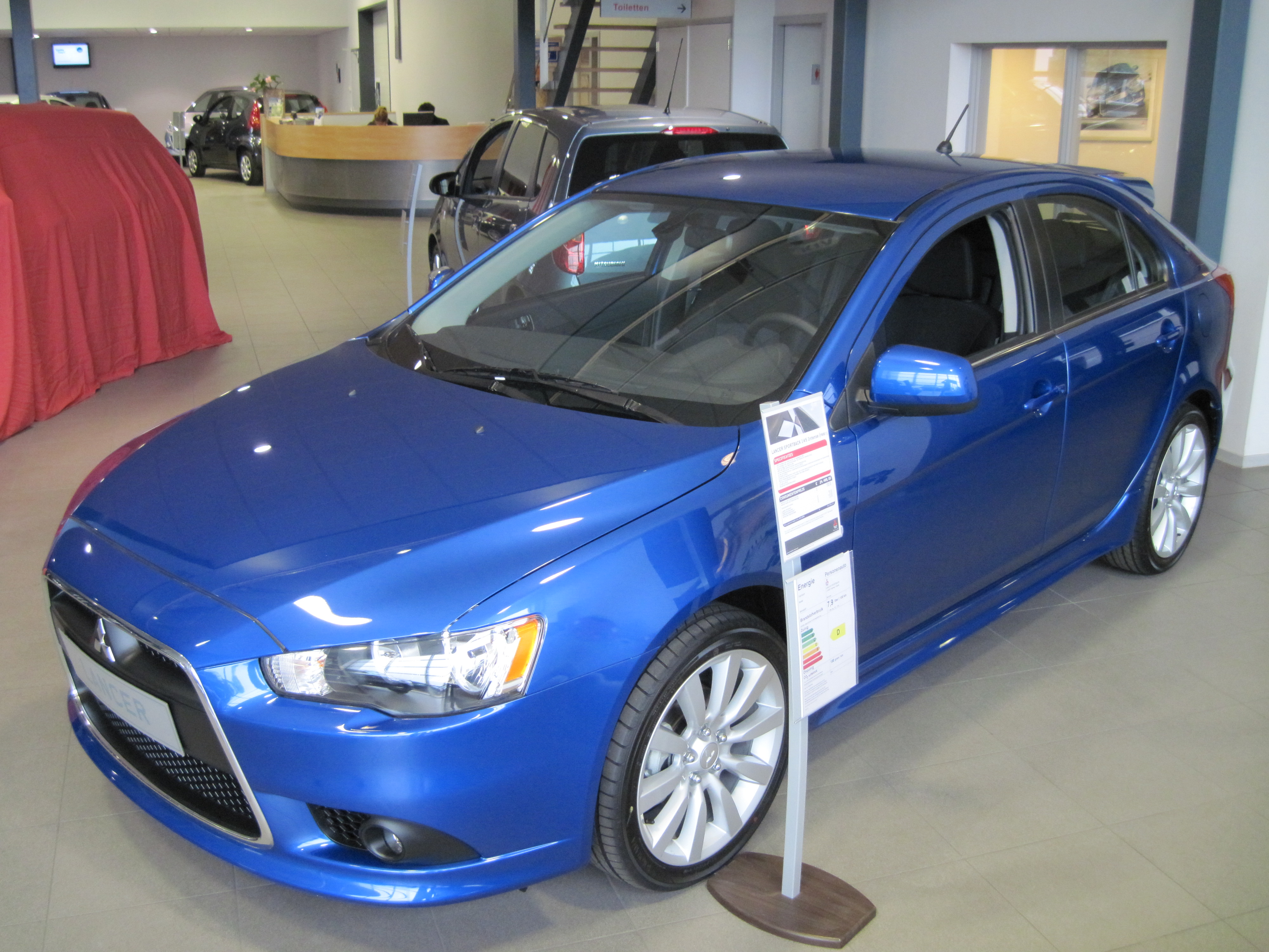 Lancer in de showroom