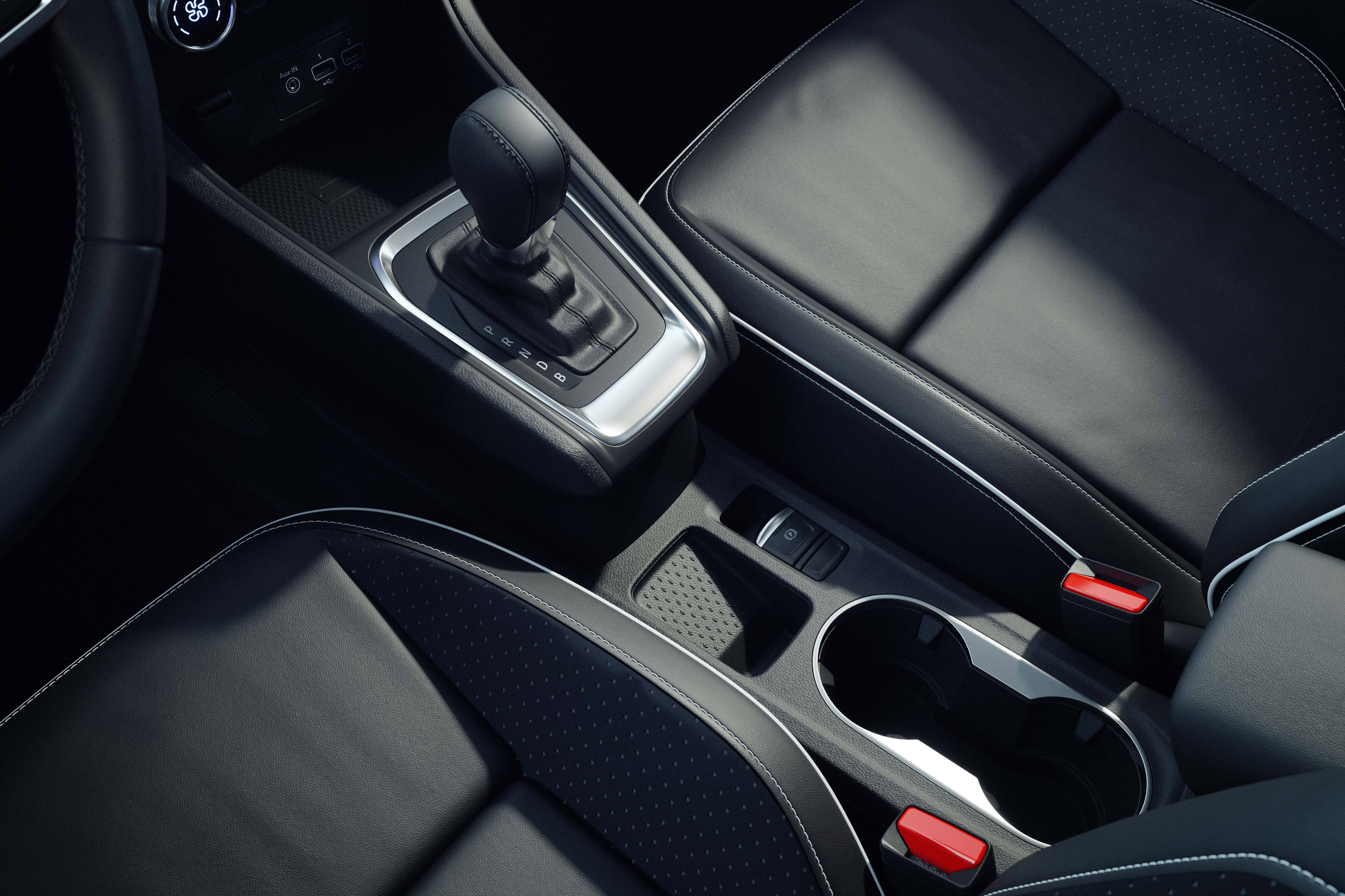 Interieur Mitsubishi ASX MY2023 op snelweg met op de achtergrond een gebouw in aanbouw