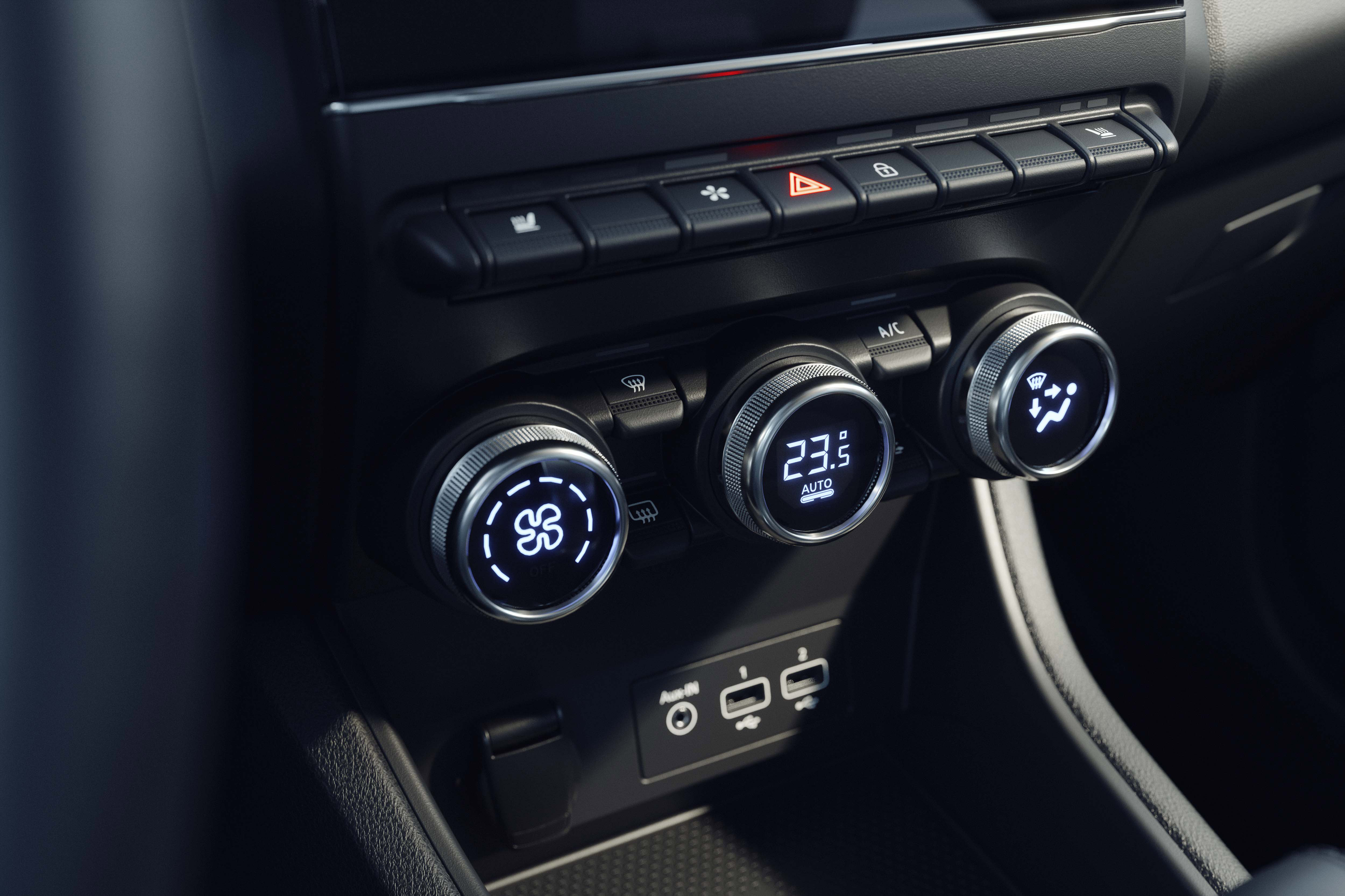 details Mitsubishi ASX MY2023 op snelweg met op de achtergrond een gebouw in aanbouw