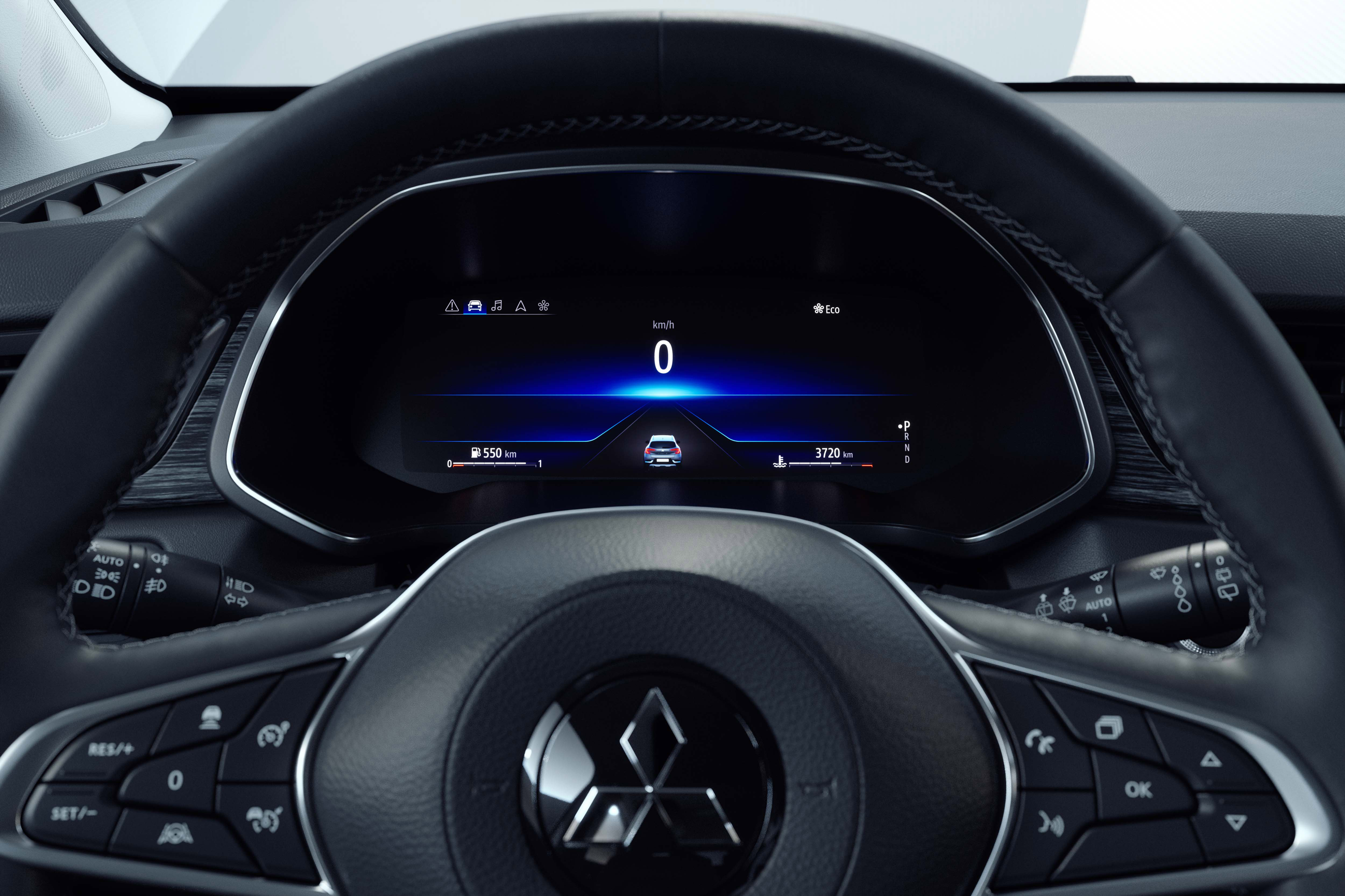 Dashboard Mitsubishi ASX MY2023 op snelweg met op de achtergrond een gebouw in aanbouw