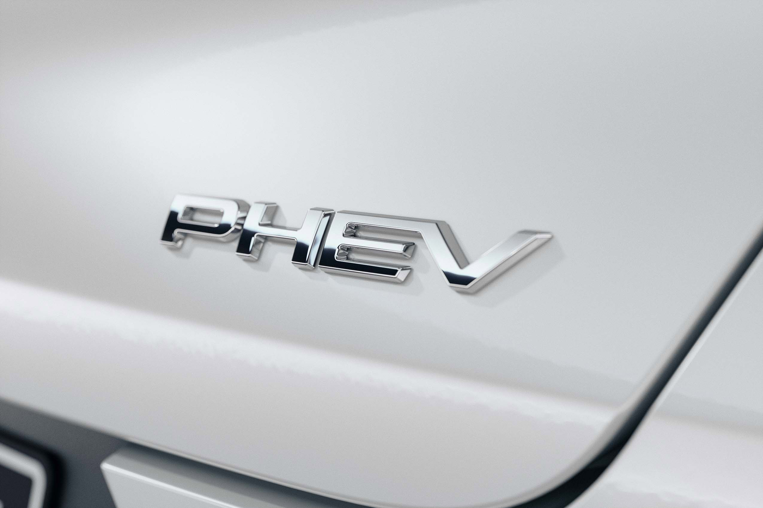 Logo PHEV op een Diamond White koffertbak