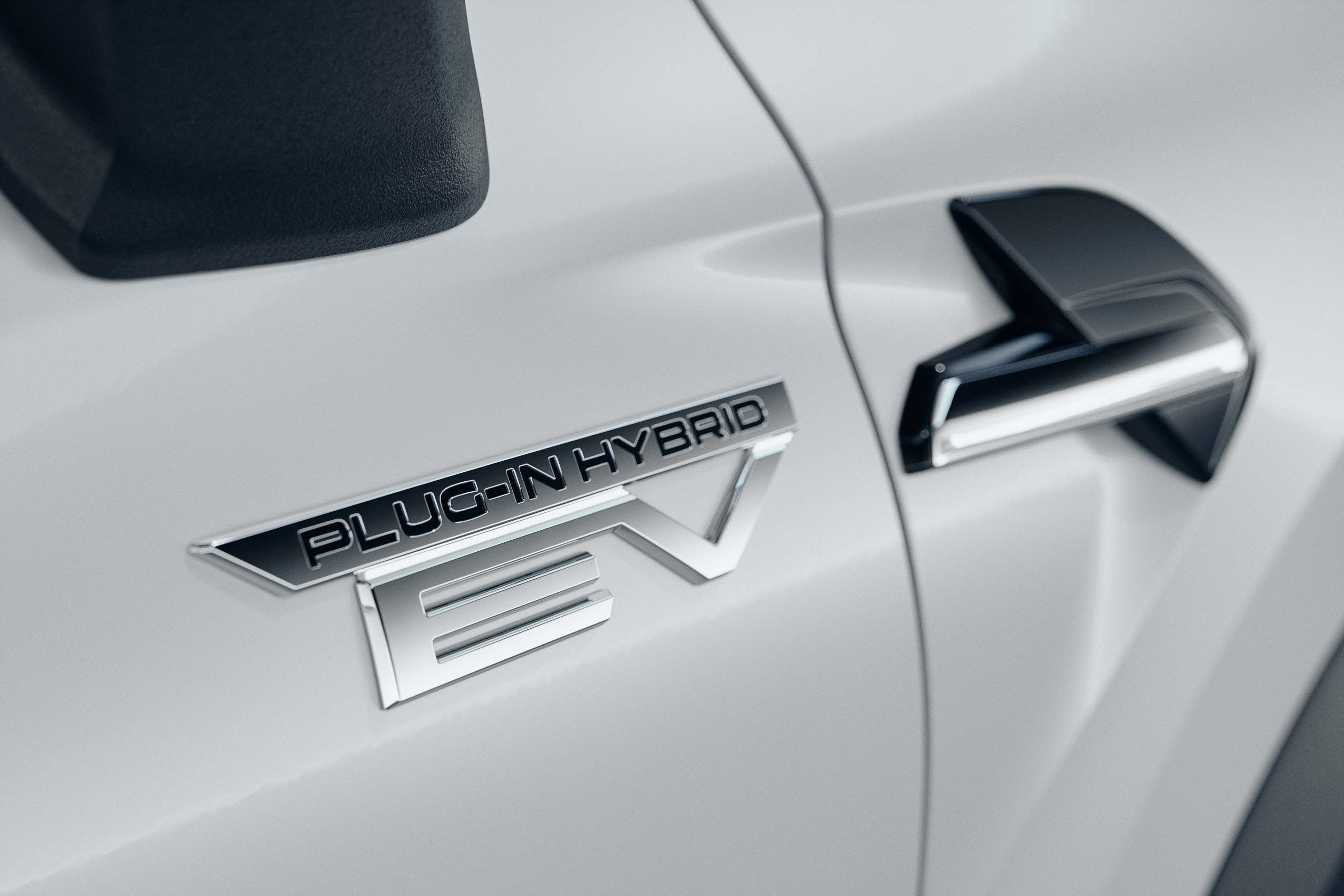 logo PHEV op portier bijrijder White Diamond
