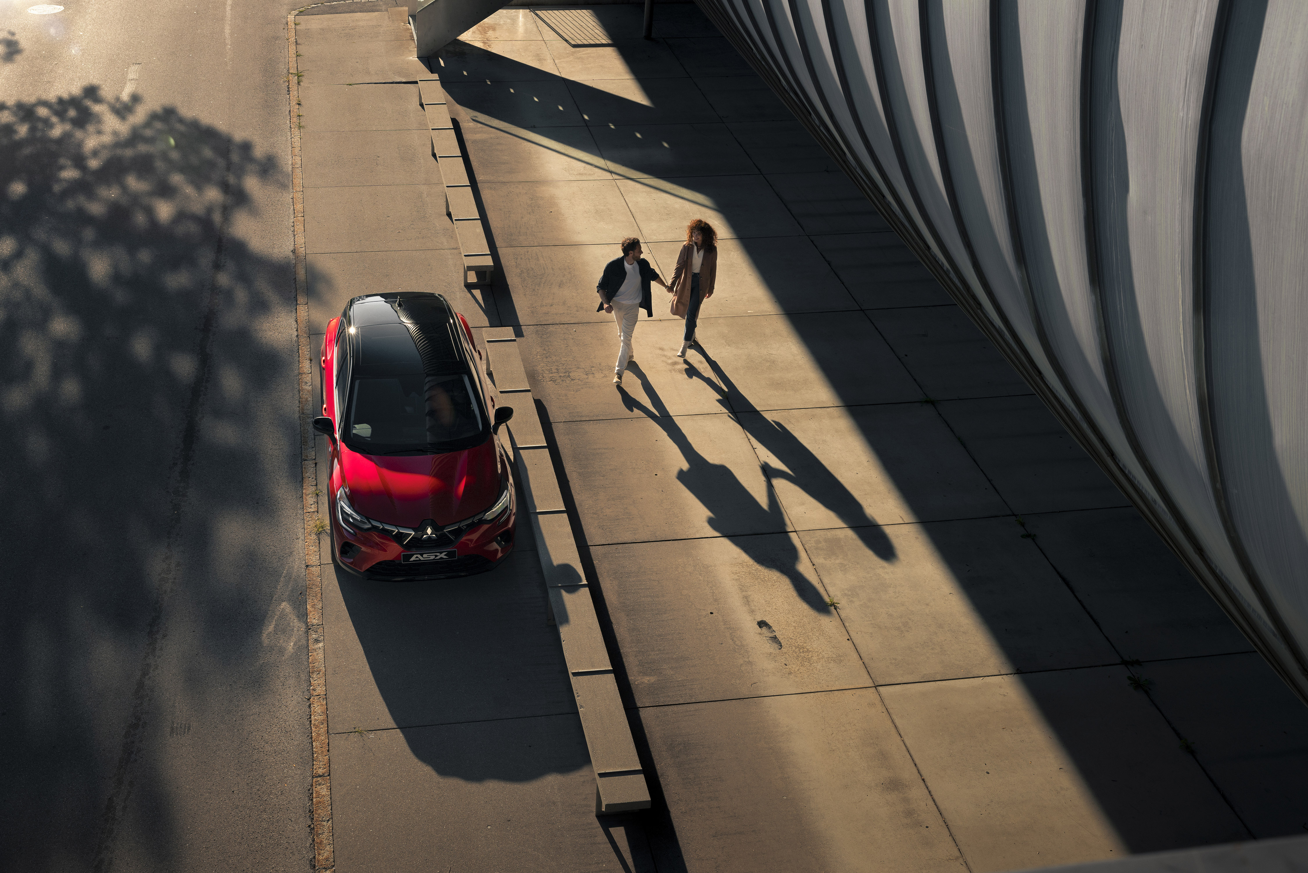 Rode Mitsubishi ASX op openbare weg met mensen op het trottoir