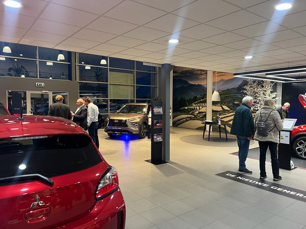 Ruime belangstelling voor de onthulling bij Autobedrijf Van Zessen 