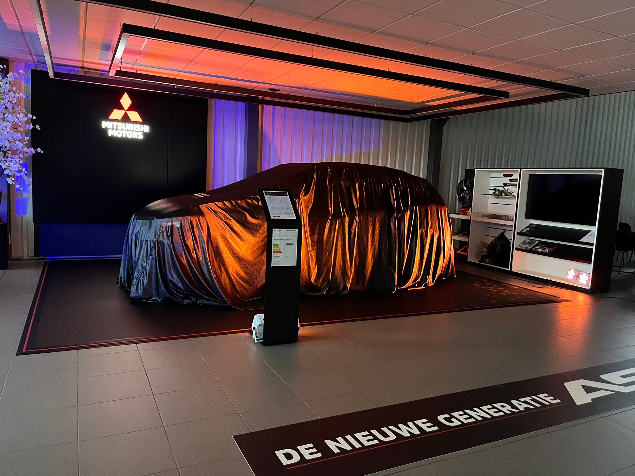 de nieuwe ASX voor de onthulling in de showroom mooi uitgelicht