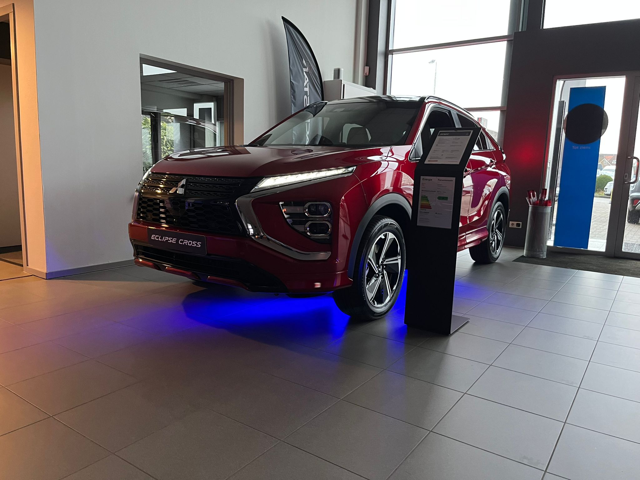 Mitsubishi Eclipse Cross Red Diamond Instyle met wit leer in de showroom