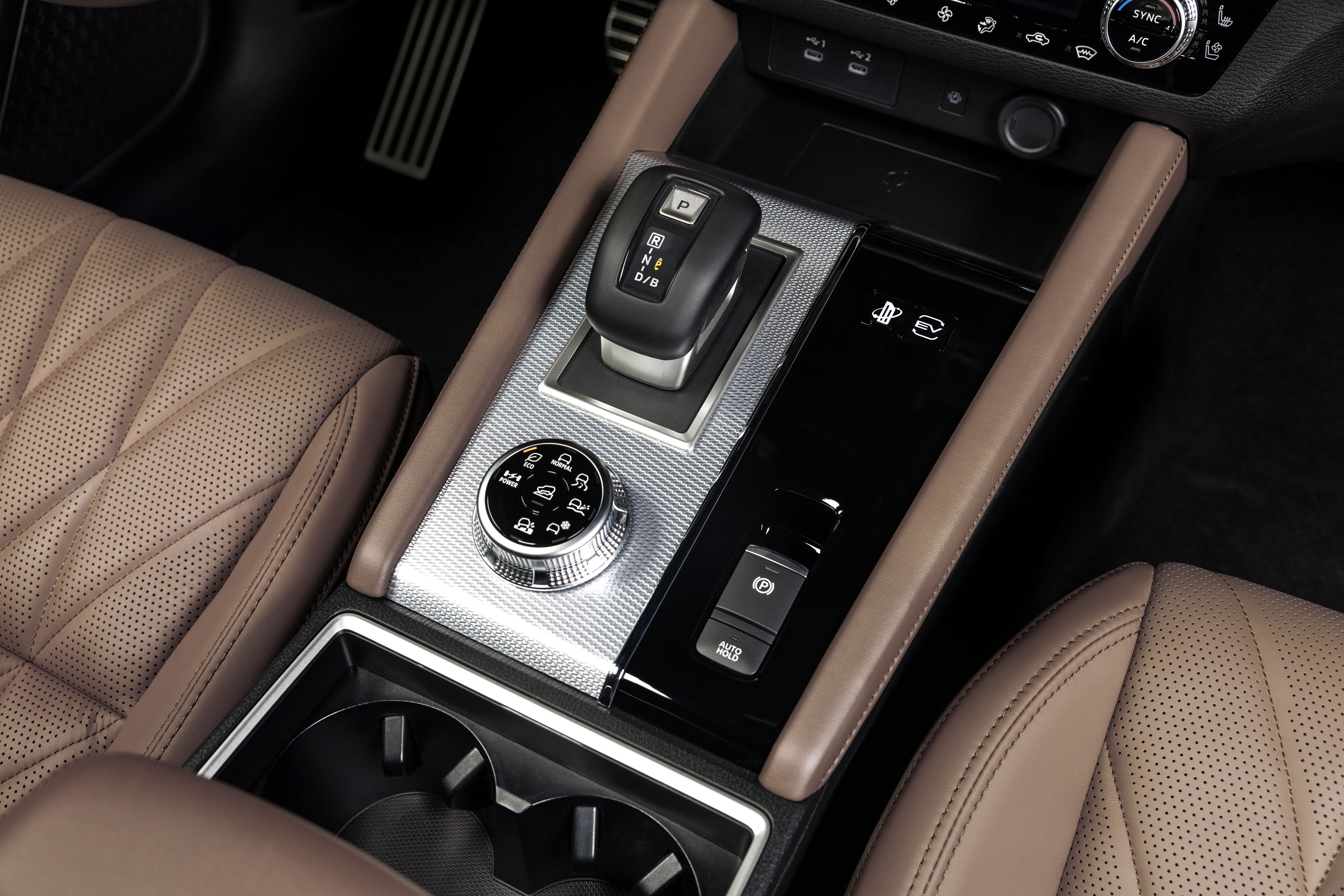 Mitsubishi Outlander PHEV MY2025 in woestijn met wolkenlucht