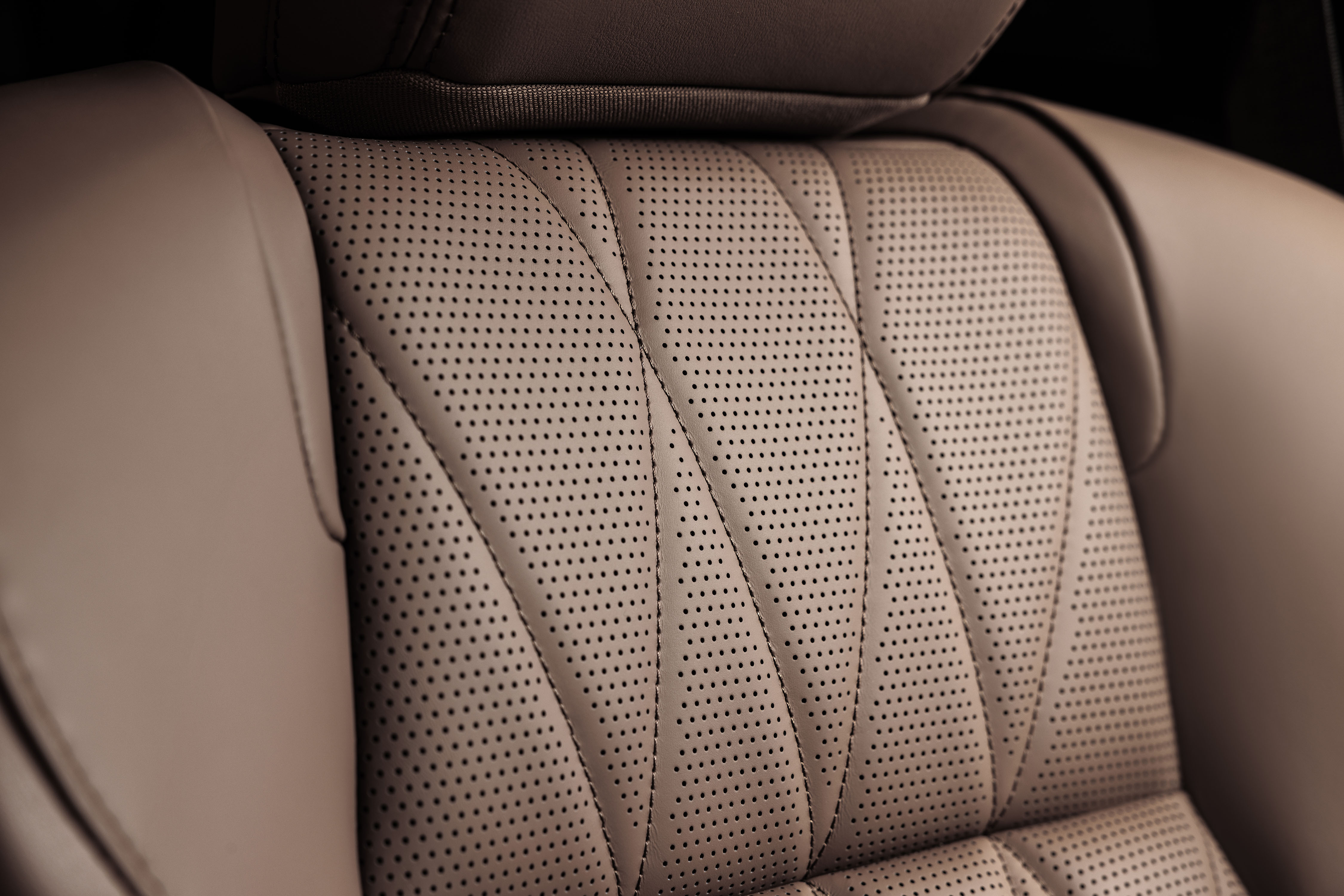 Mitsubishi Outlander PHEV MY2025 in woestijn met wolkenlucht