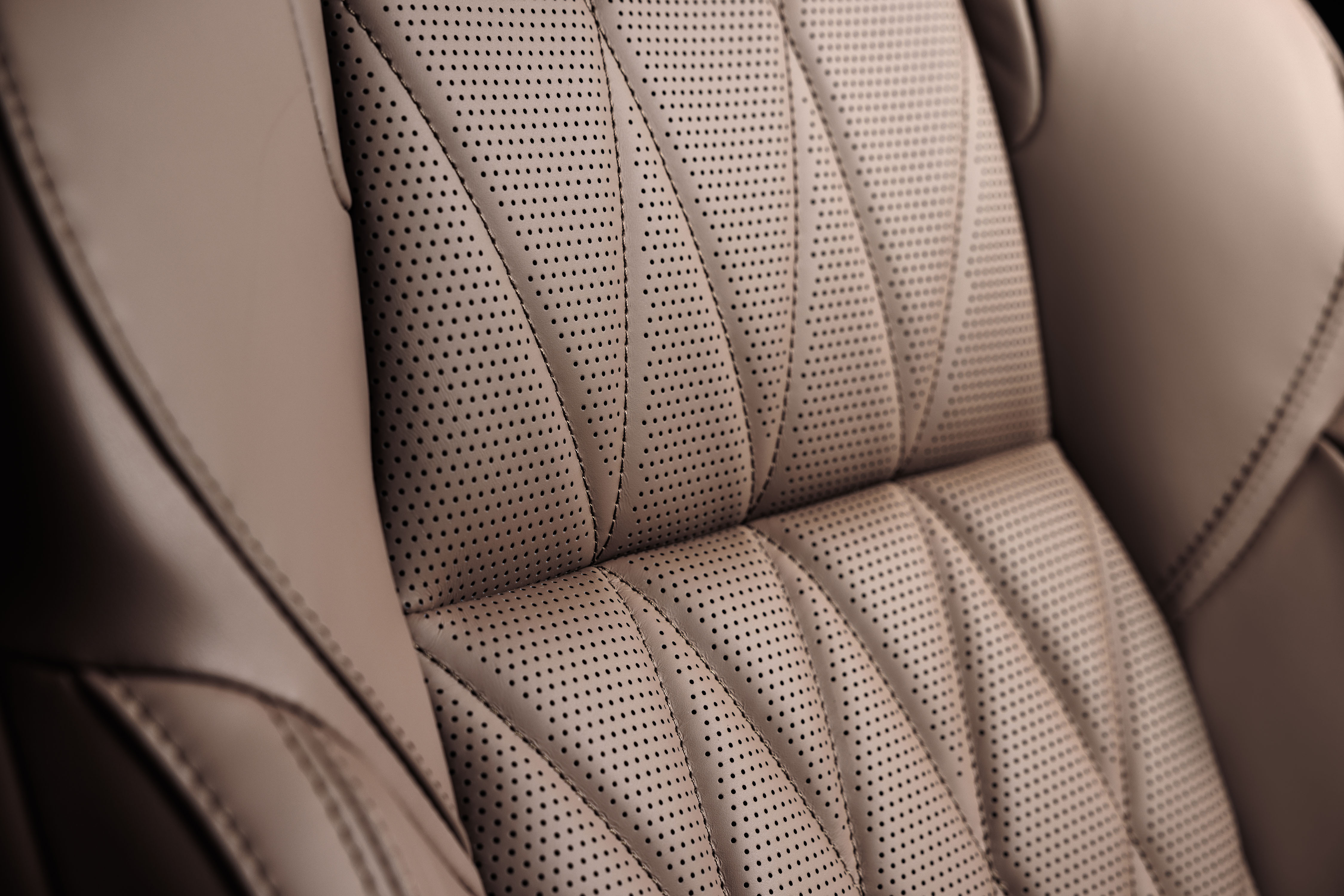 Mitsubishi Outlander PHEV MY2025 in woestijn met wolkenlucht