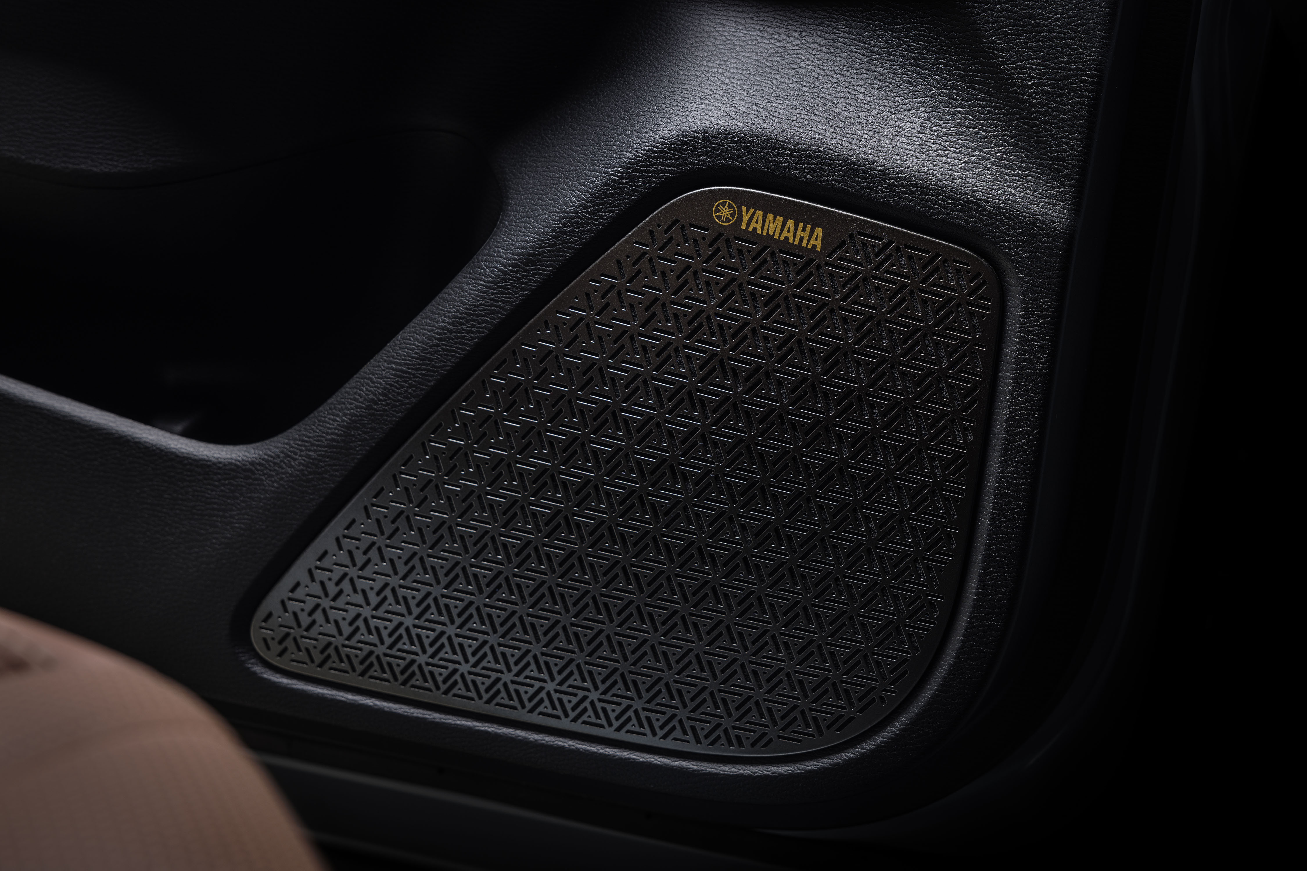 Mitsubishi Outlander PHEV MY2025 in woestijn met wolkenlucht