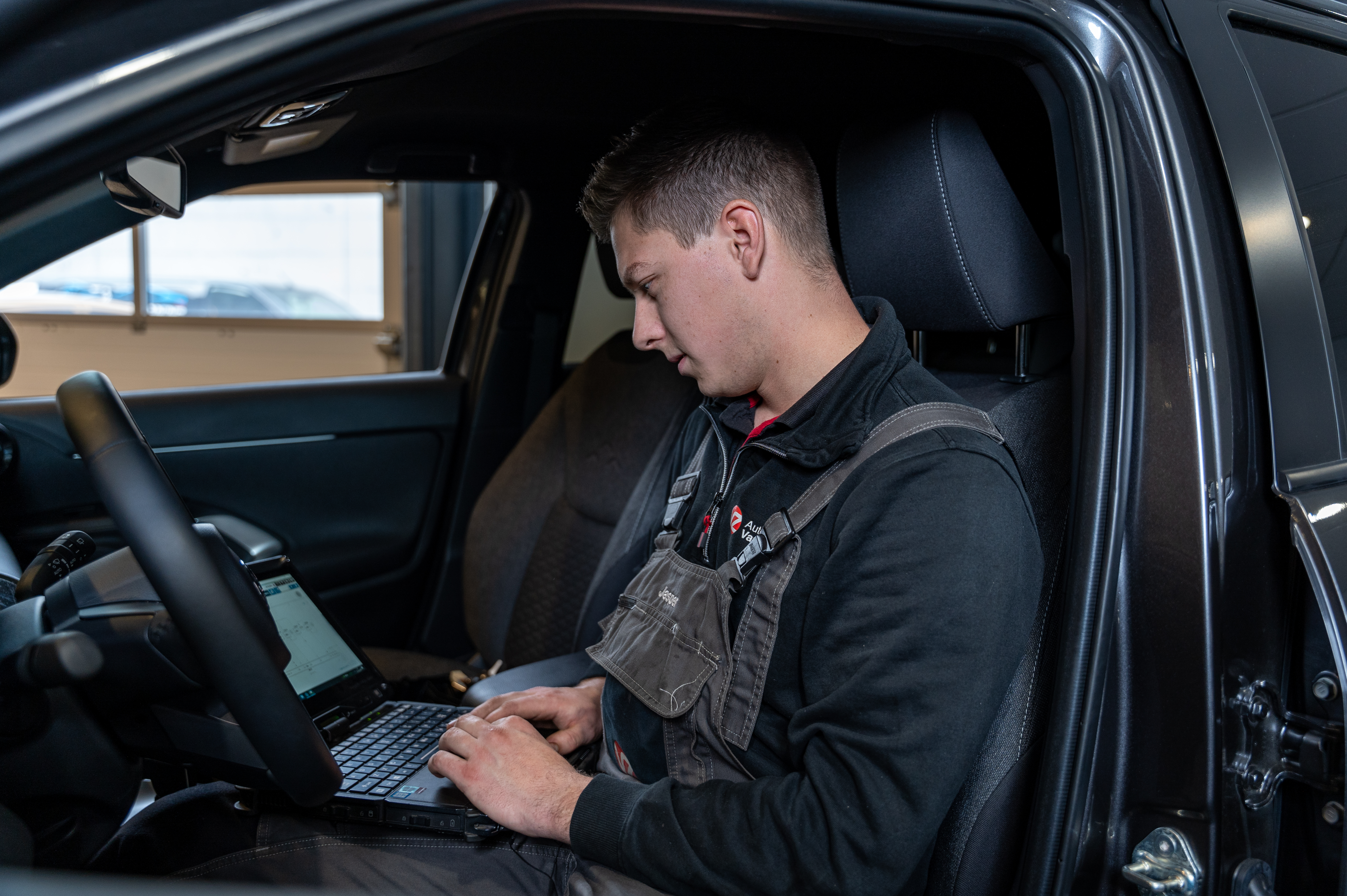 Jasper leest de computer van een auto uit