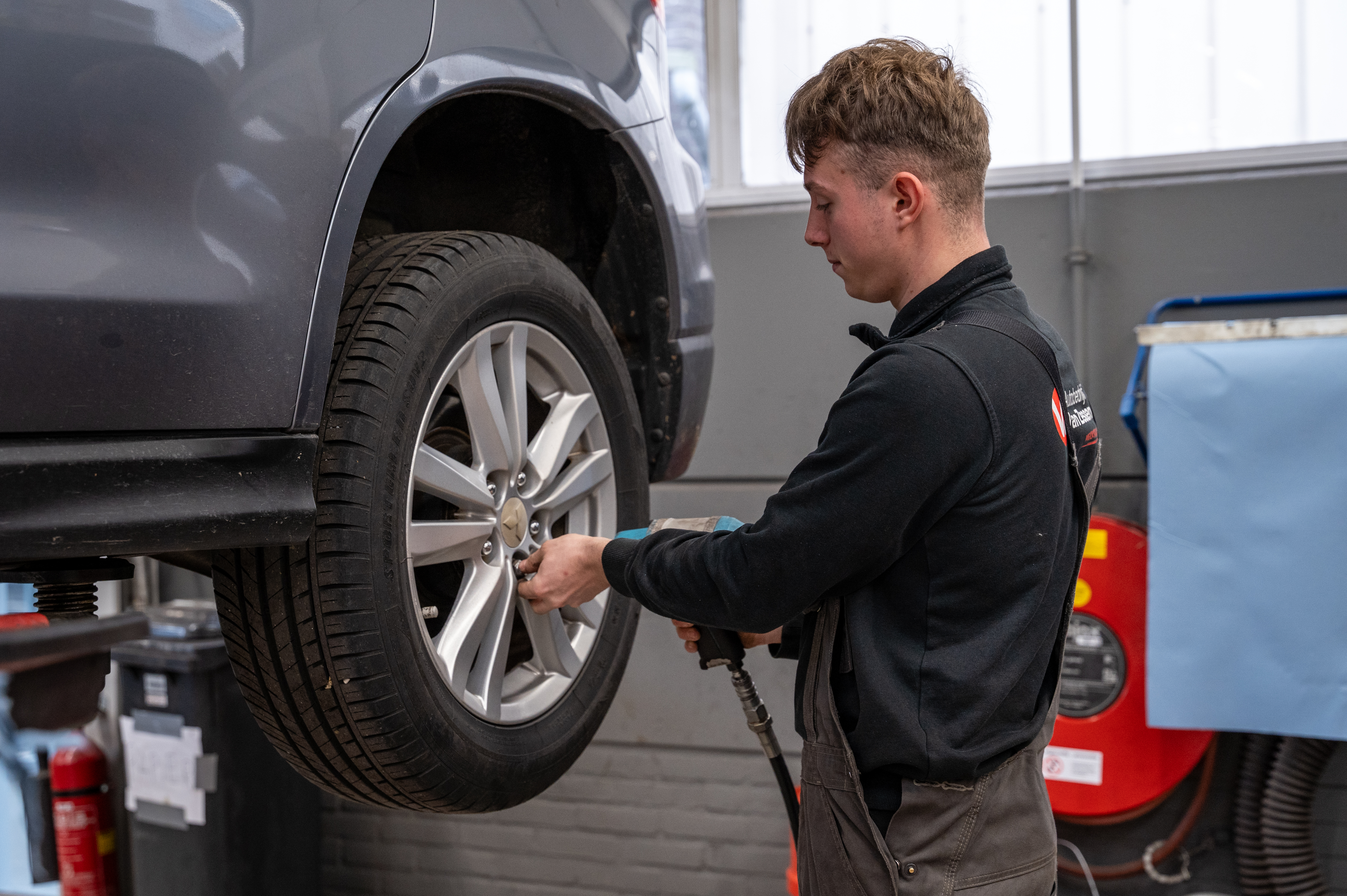 Cay brengt een band op spanning