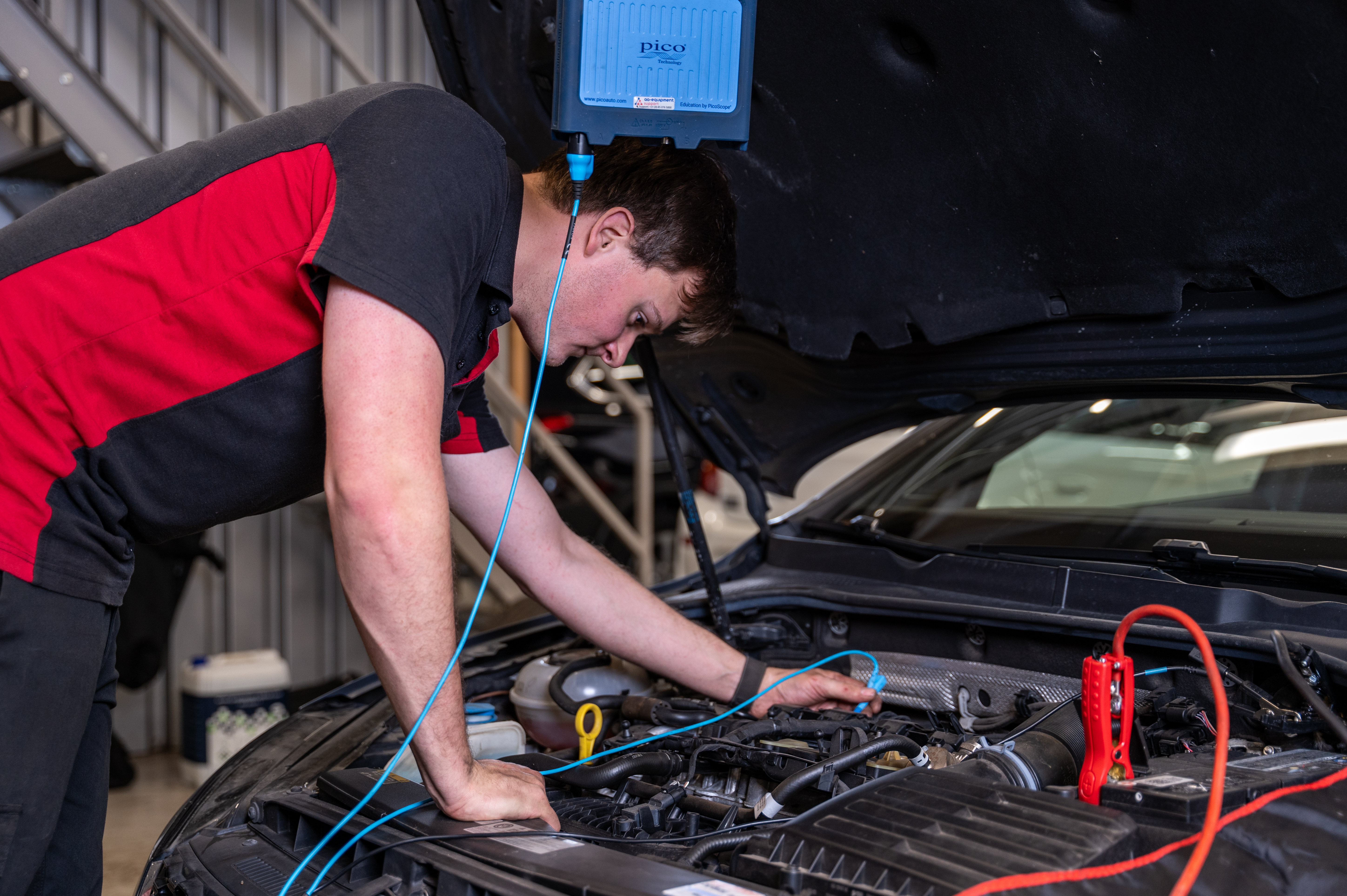 Wilco controleert de staat van een auto