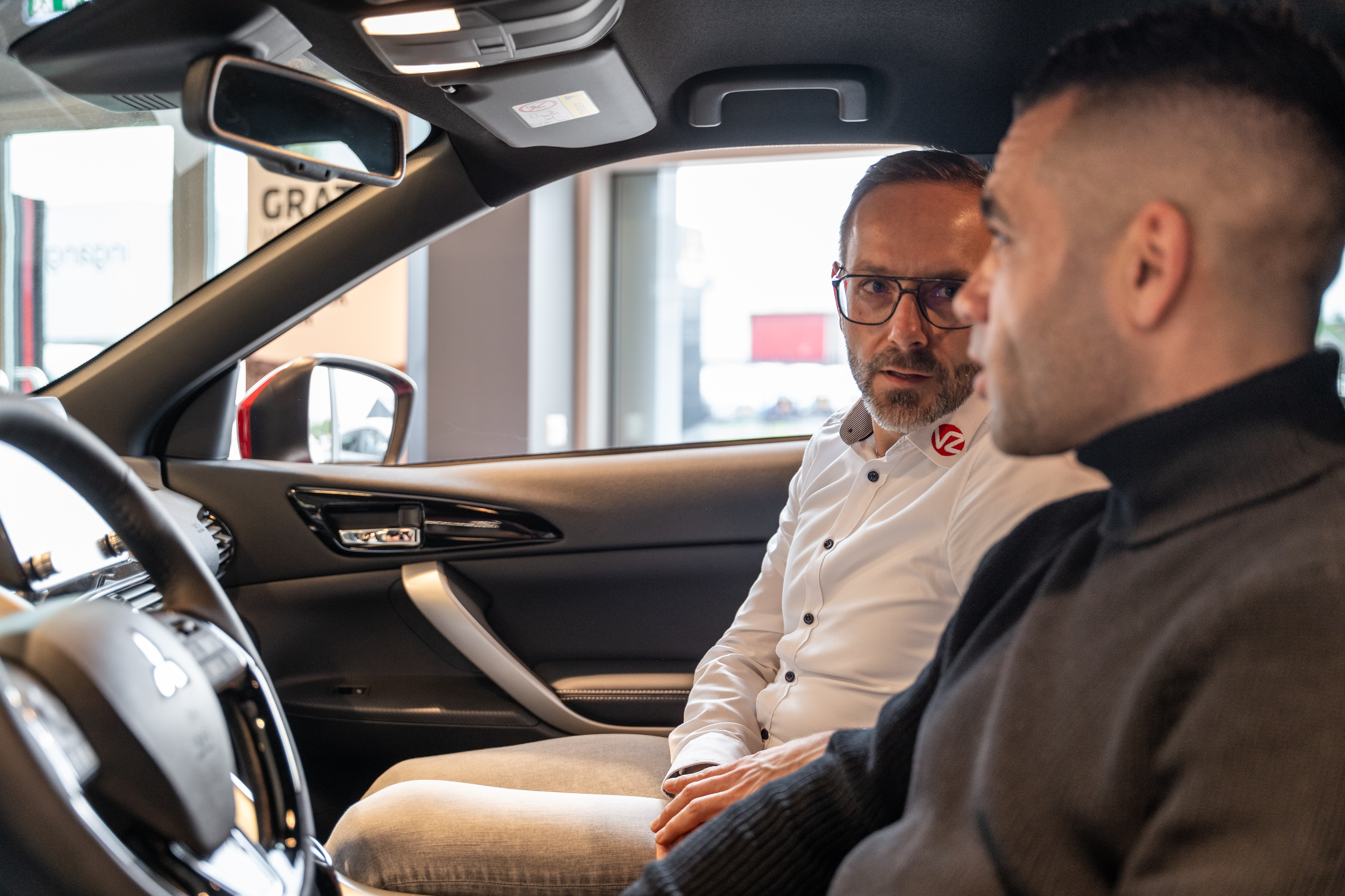 Thijs legt uit hoe alle functies van de auto werken