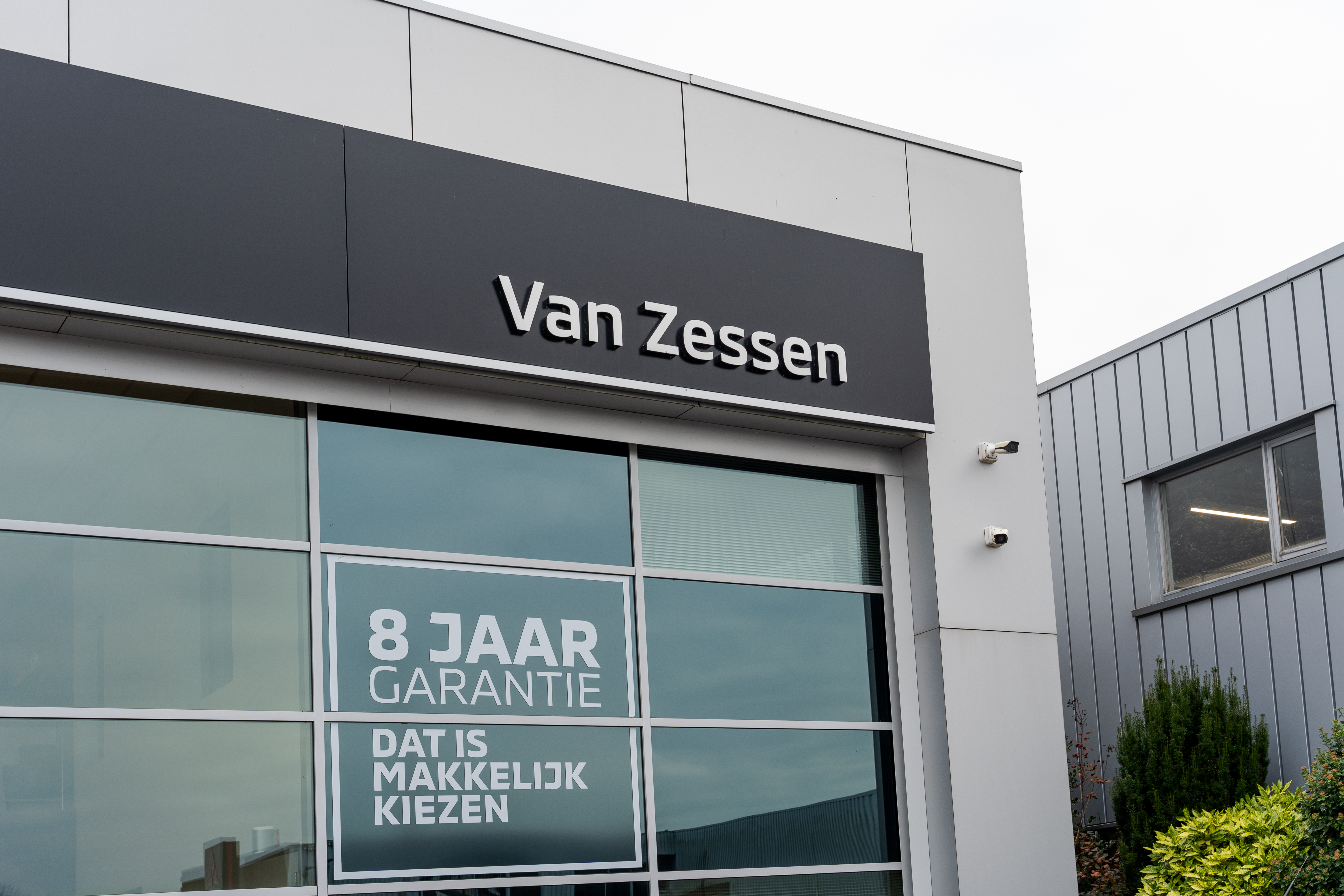 Naam Van Zessen op gevel van de showroom