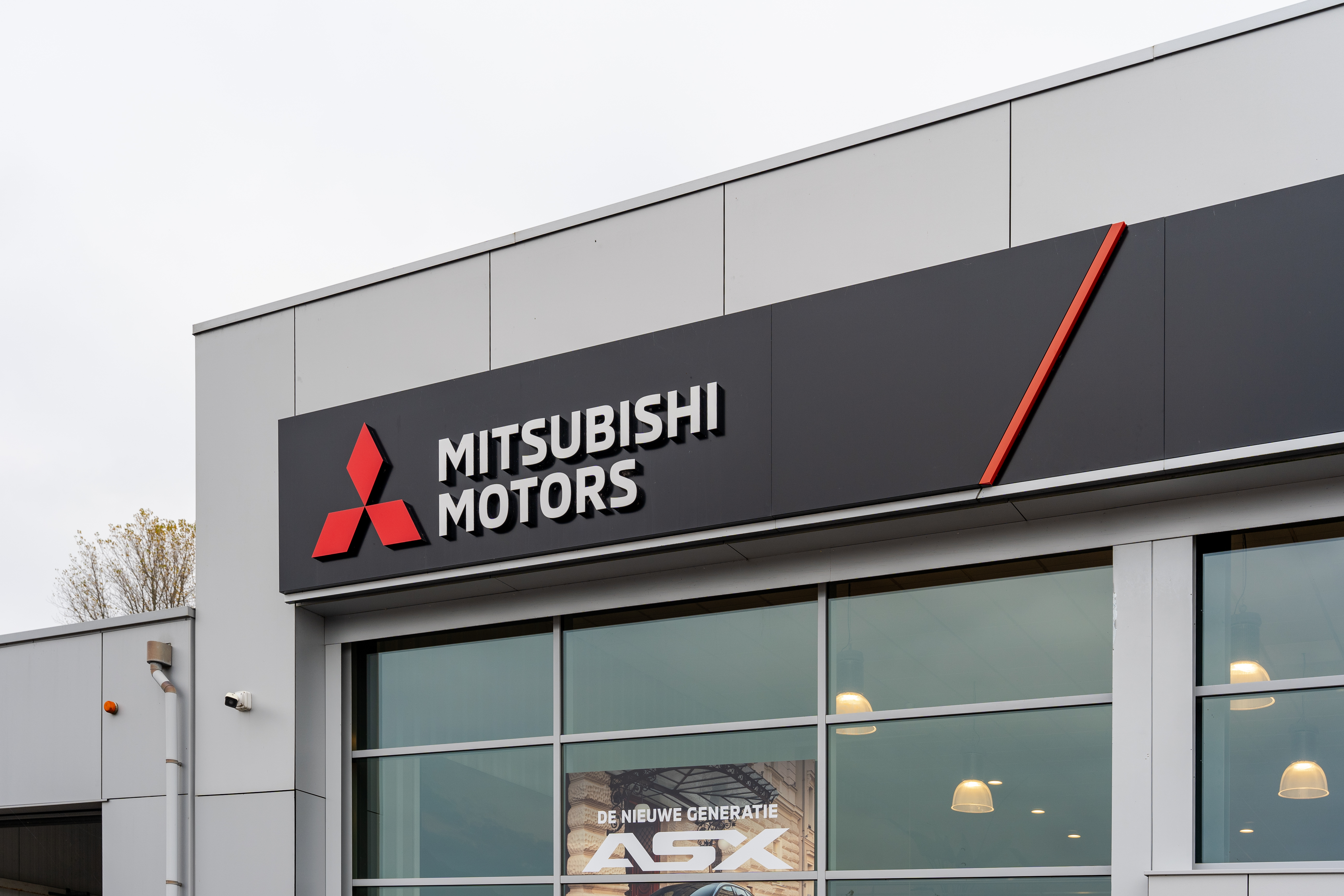 Logo Mitsubishi Motors op gevel van de showroom