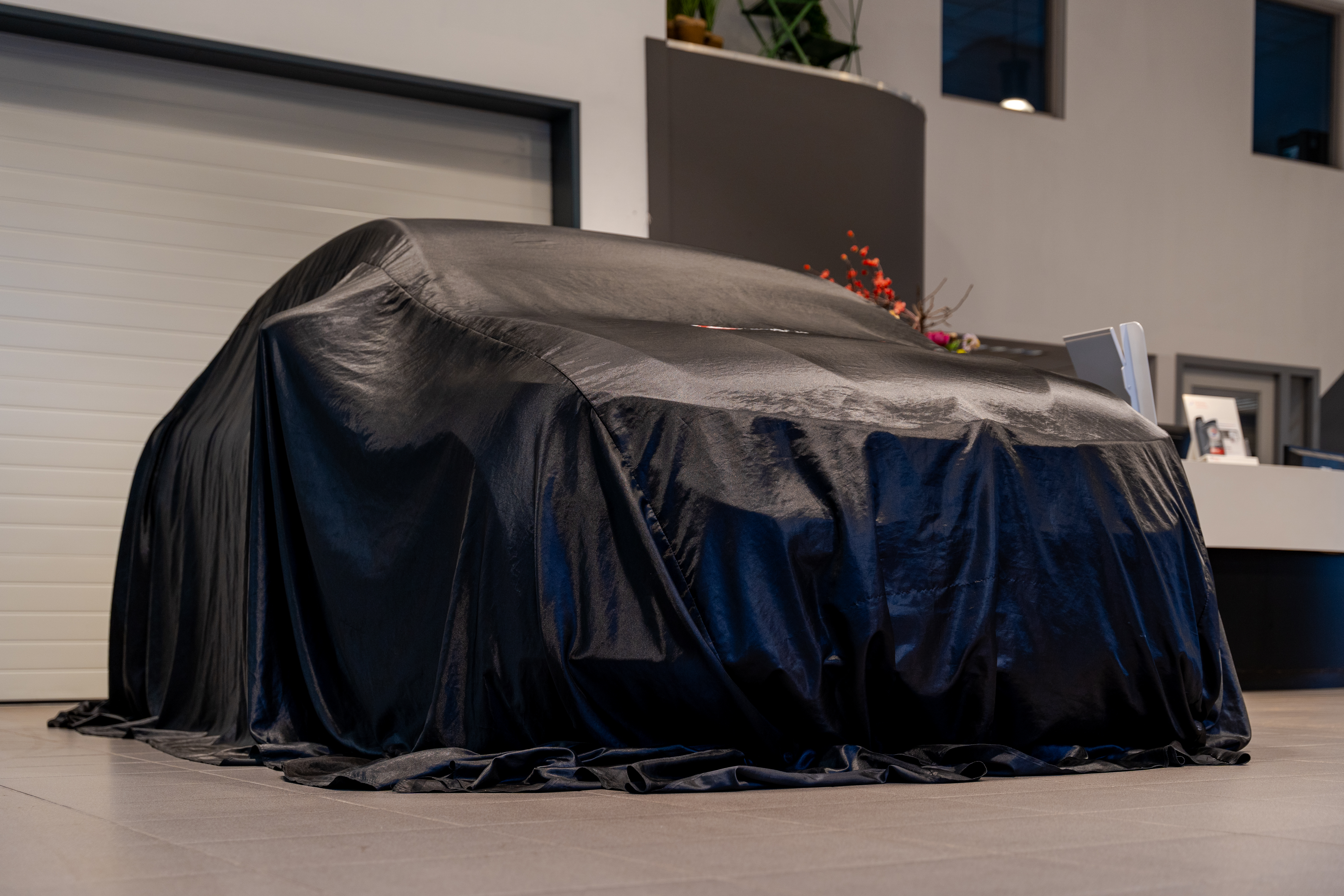 Auto onder doek klaar voor aflevering