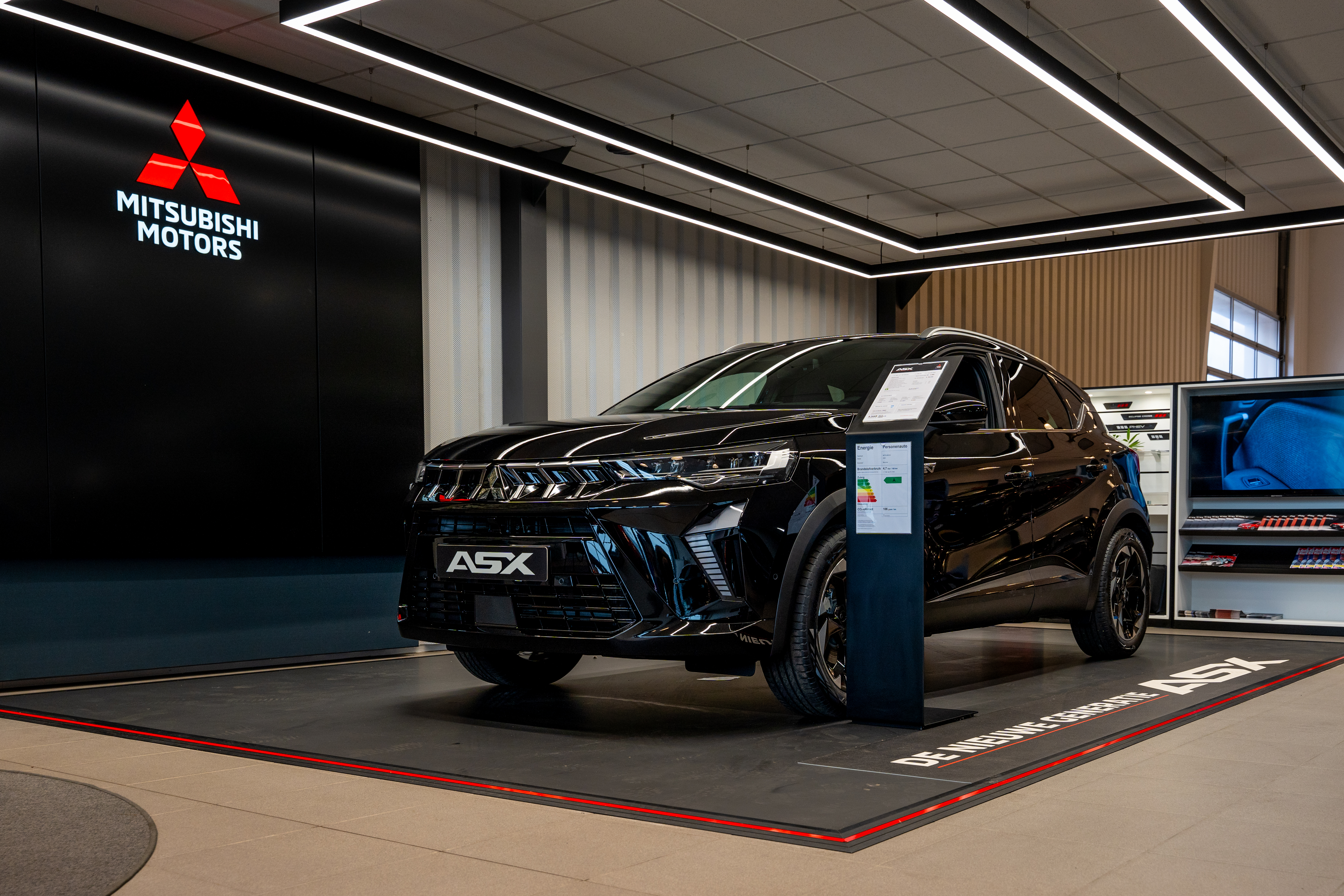 Mitsubishi ASX midden in de showroom