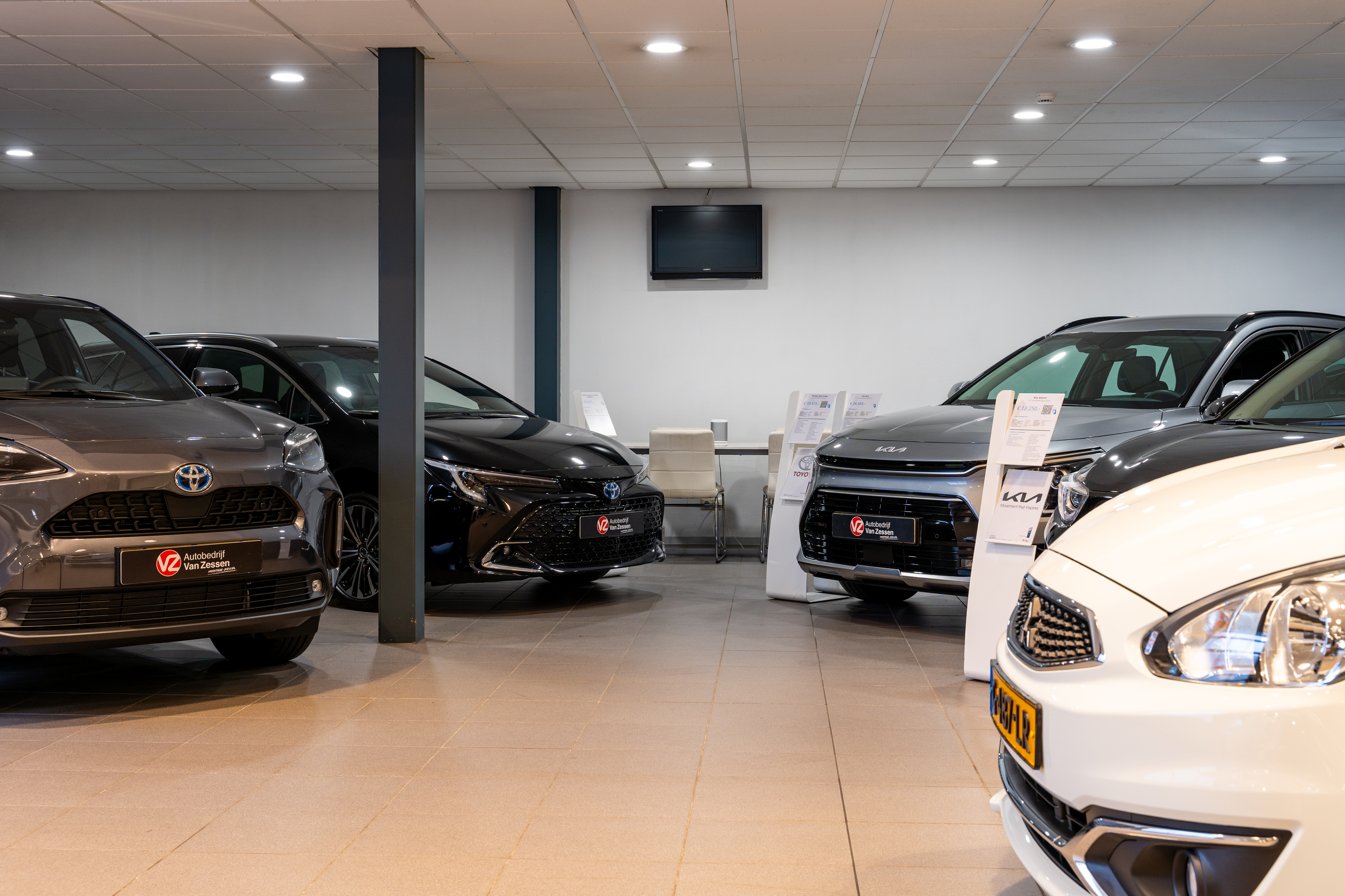 Overzicht showroom Autobedrijf Van Zessen