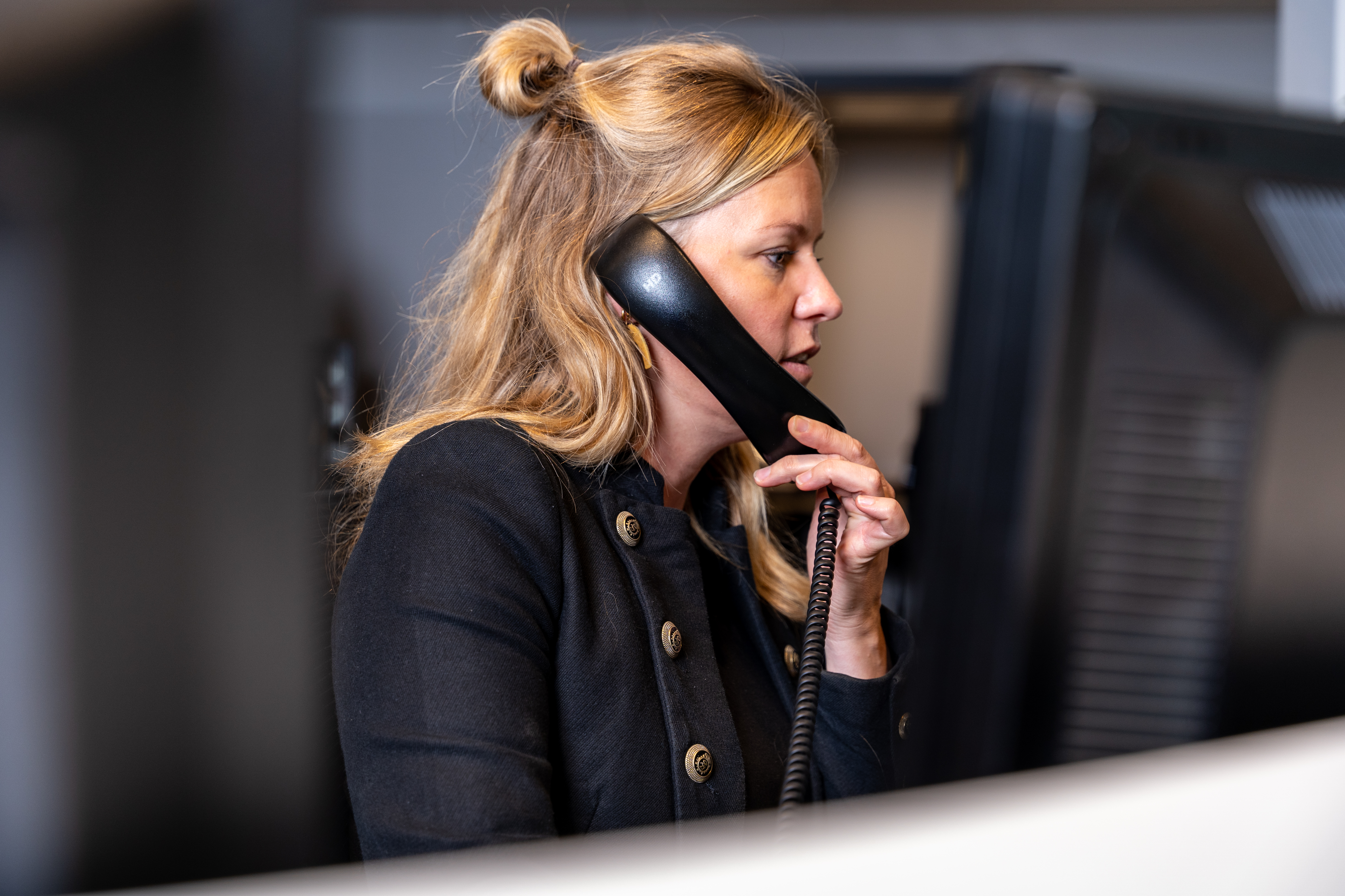 Esther aan de telefoon