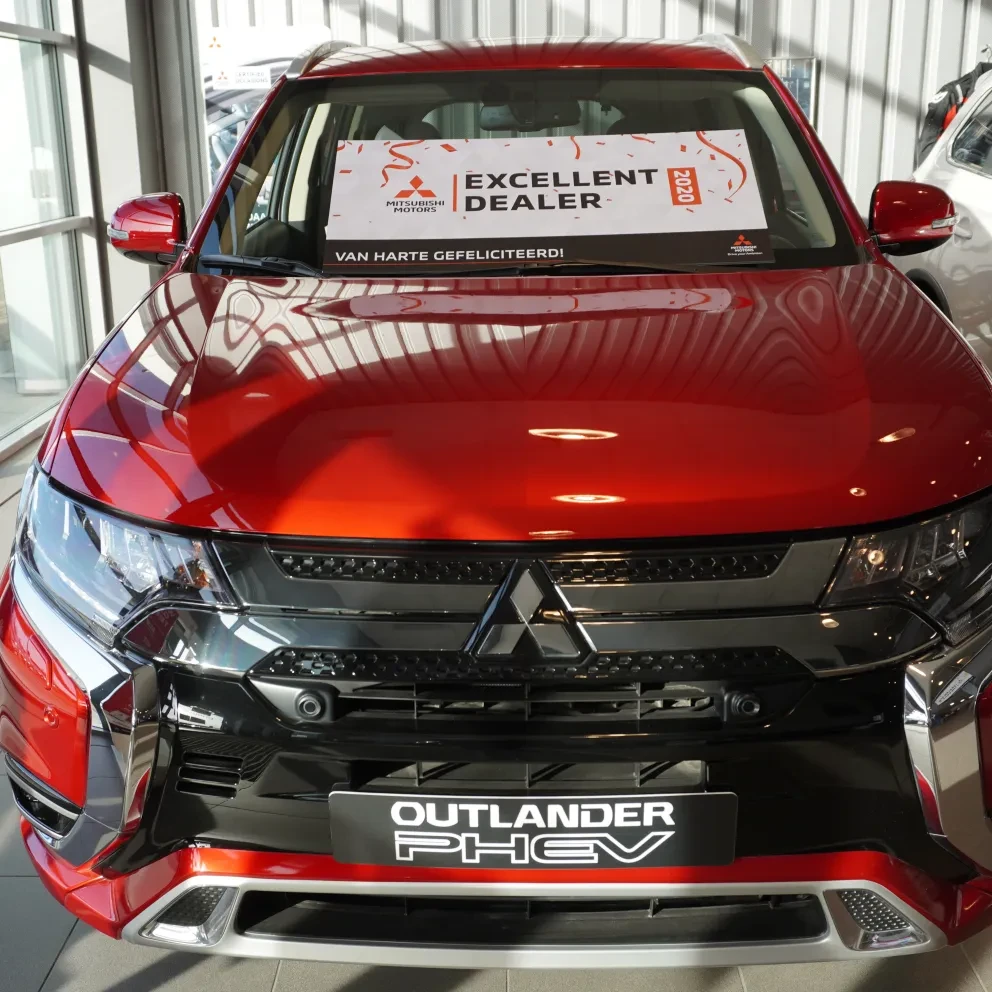 Bord Mitsubishi Excellent Dealer 2020 op Mitsubishi Outlander PHEV in showroom