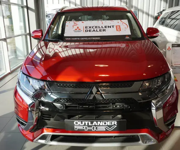 Bord Mitsubishi Excellent Dealer 2020 op Mitsubishi Outlander PHEV in showroom