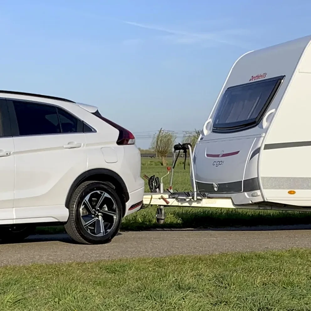 Mitsubishi Eclipse Cross PHEV in de polder met caravan