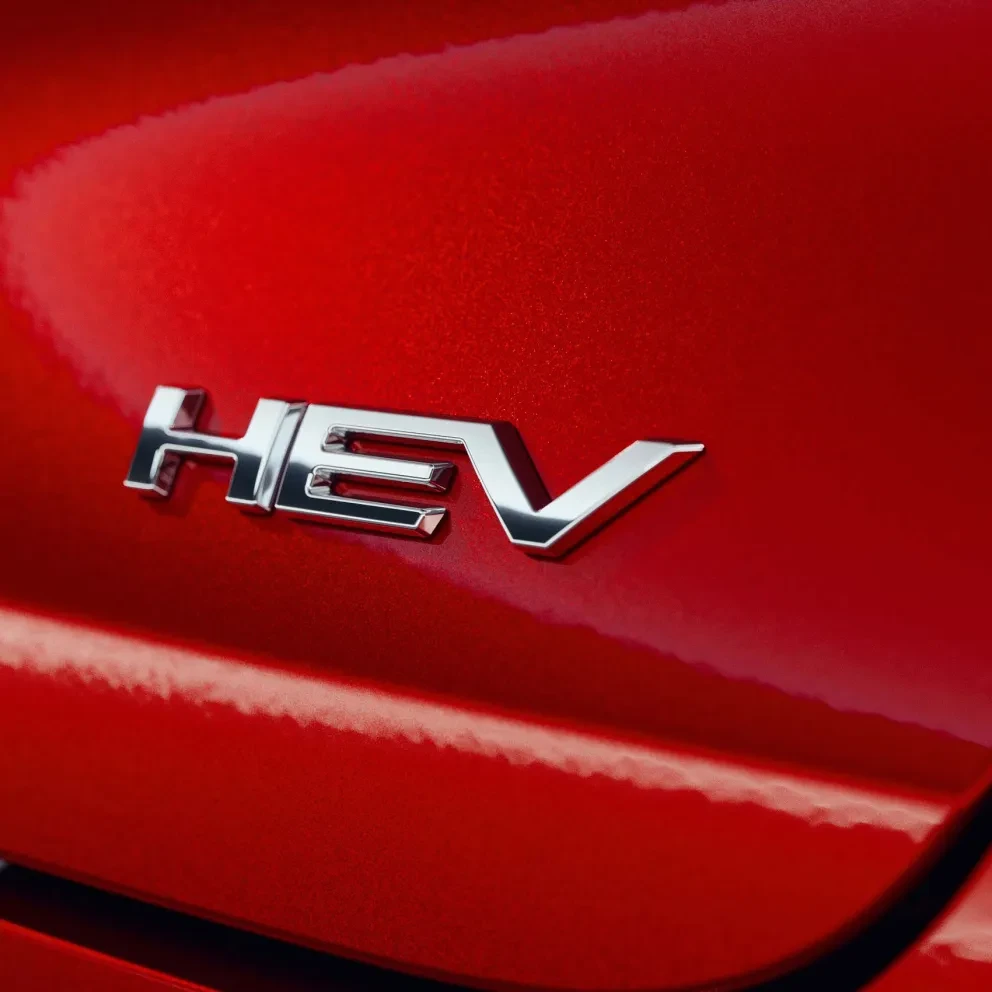 Nieuwe Mitsubishi ASX MY2023 in het rood metallic met HEV (full hybrid) logo