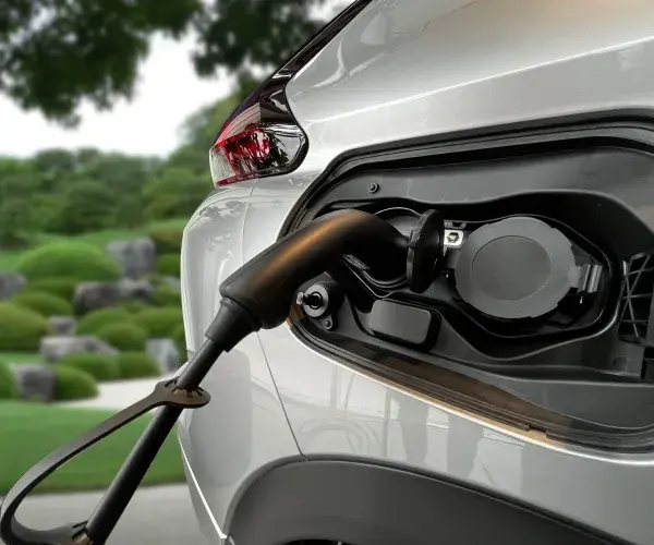 Japans landschap achtergrond met laadpunt Mitsubishi Eclipse Cross PHEV
