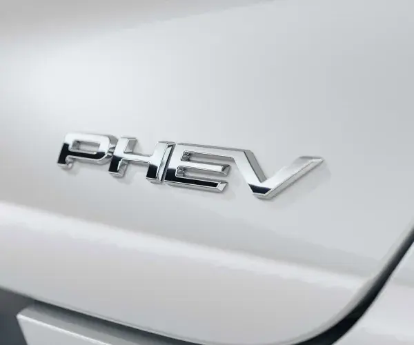 Logo PHEV op een Diamond White koffertbak