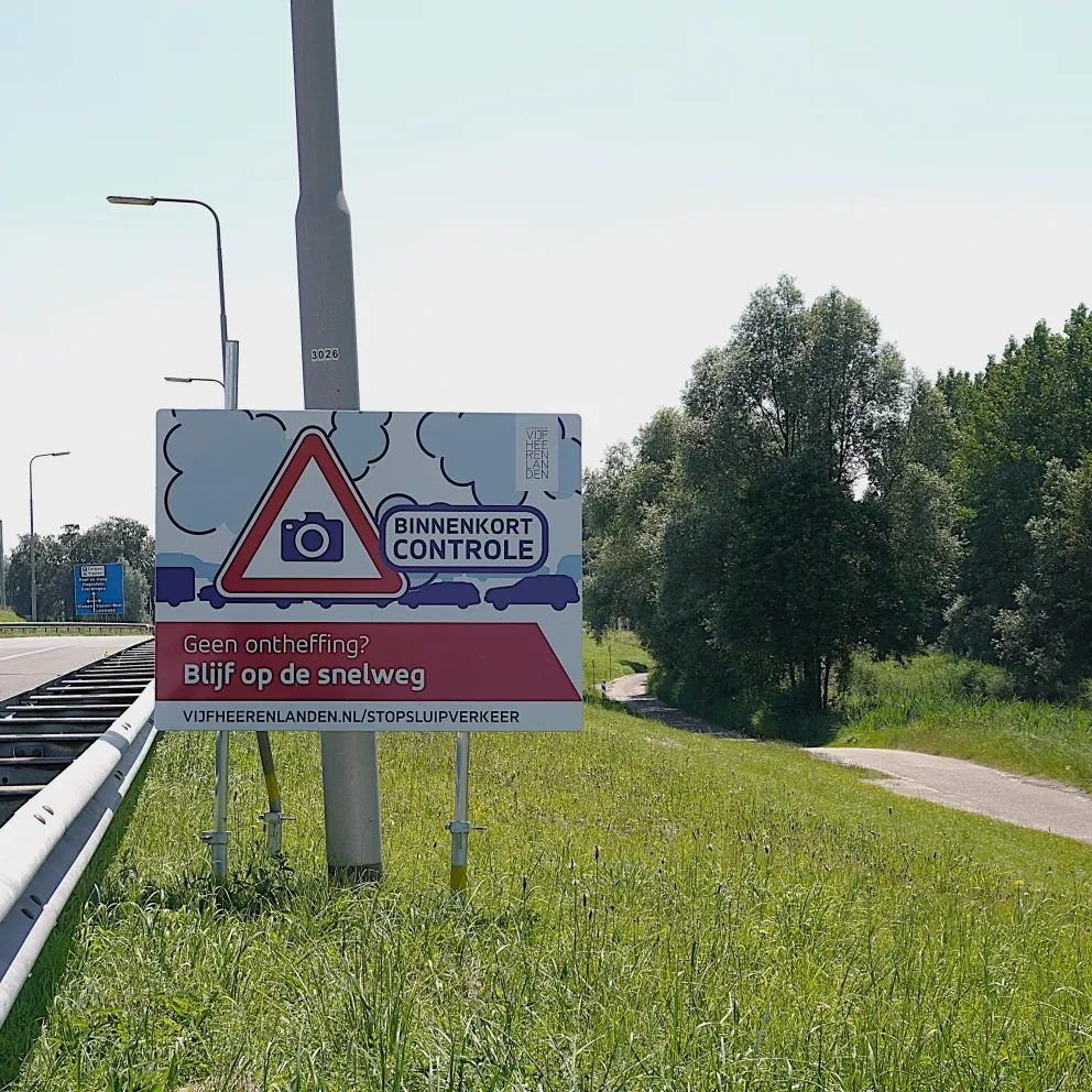 Bord met tekst maatregelen sluipverkeer op afrit A2 Vianen