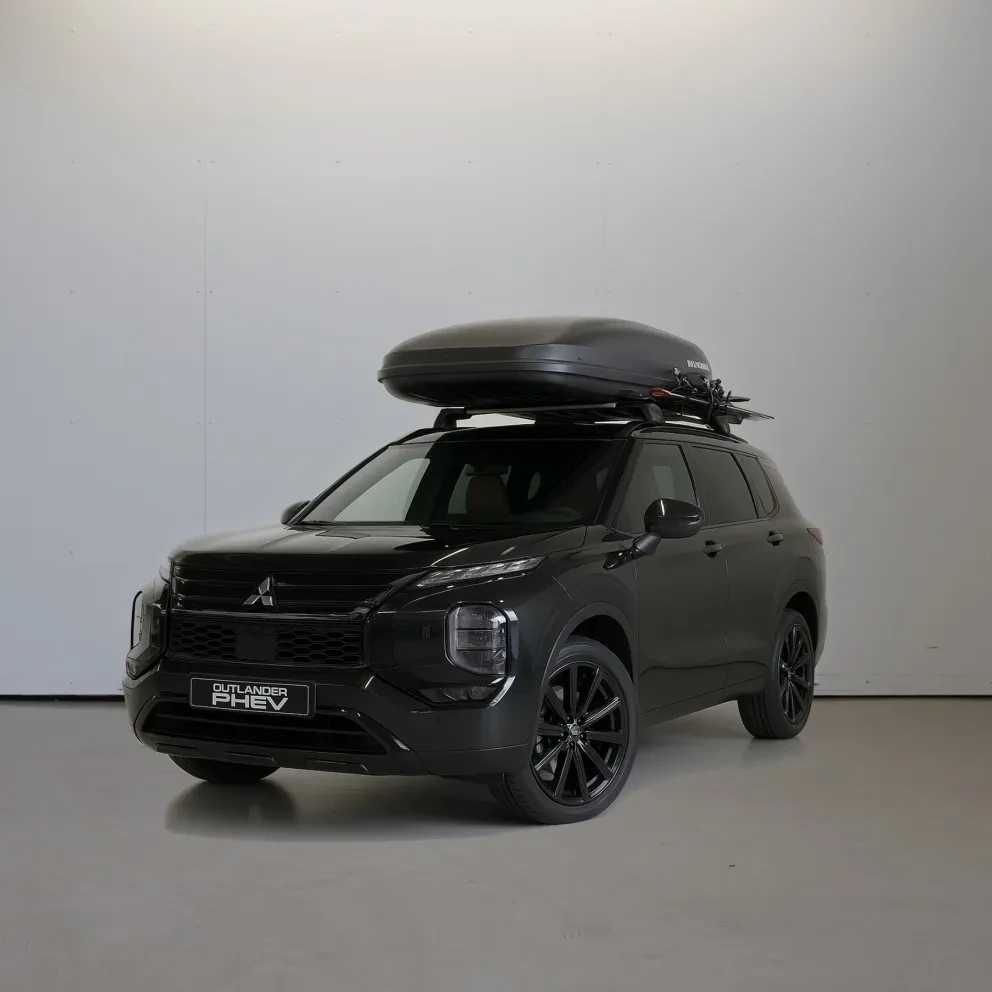 Mitsubishi Outlander Black edition met dak koffer en ski's