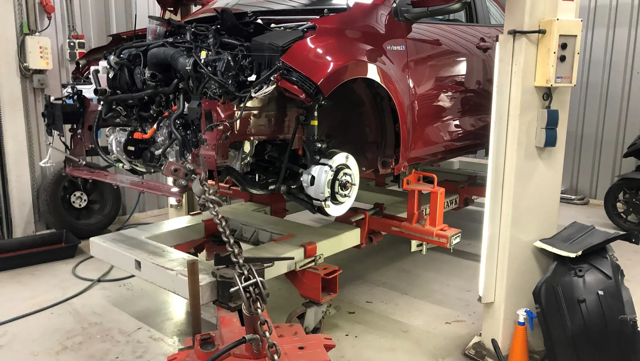 Schadeherstel bij Autobedrijf Van Zessen auto richten op richtbank