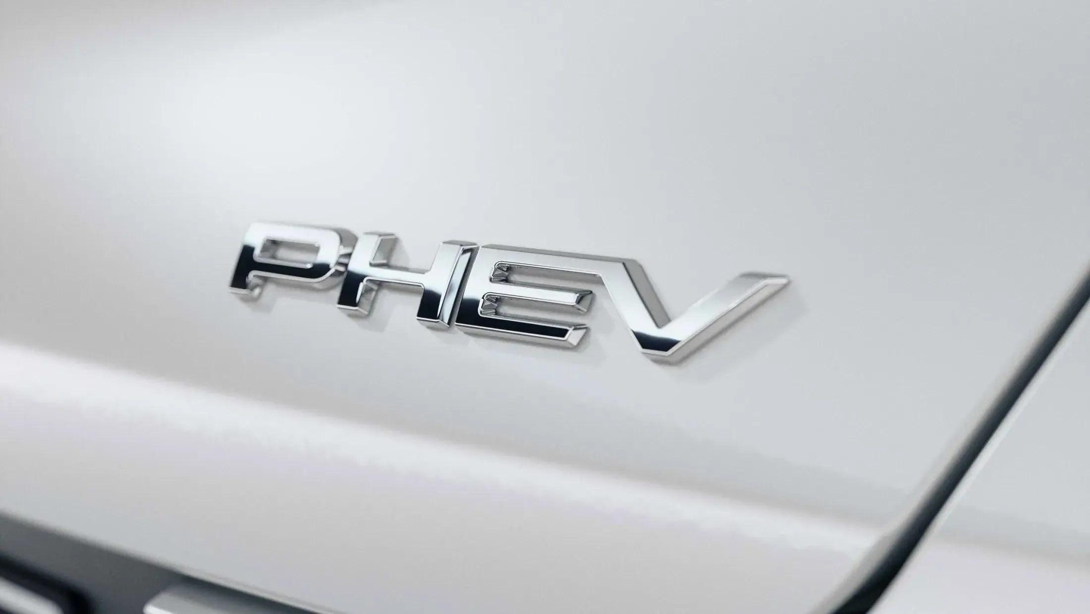 Logo PHEV op een Diamond White koffertbak