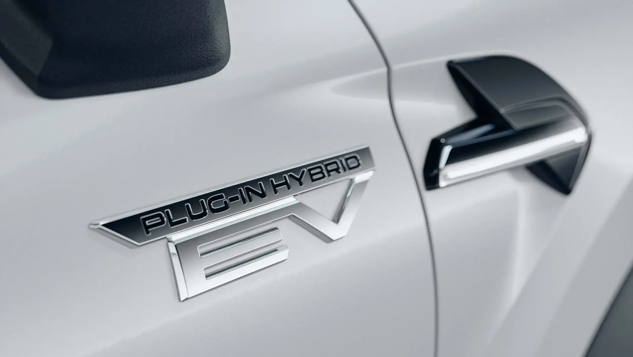 logo PHEV op portier bijrijder White Diamond