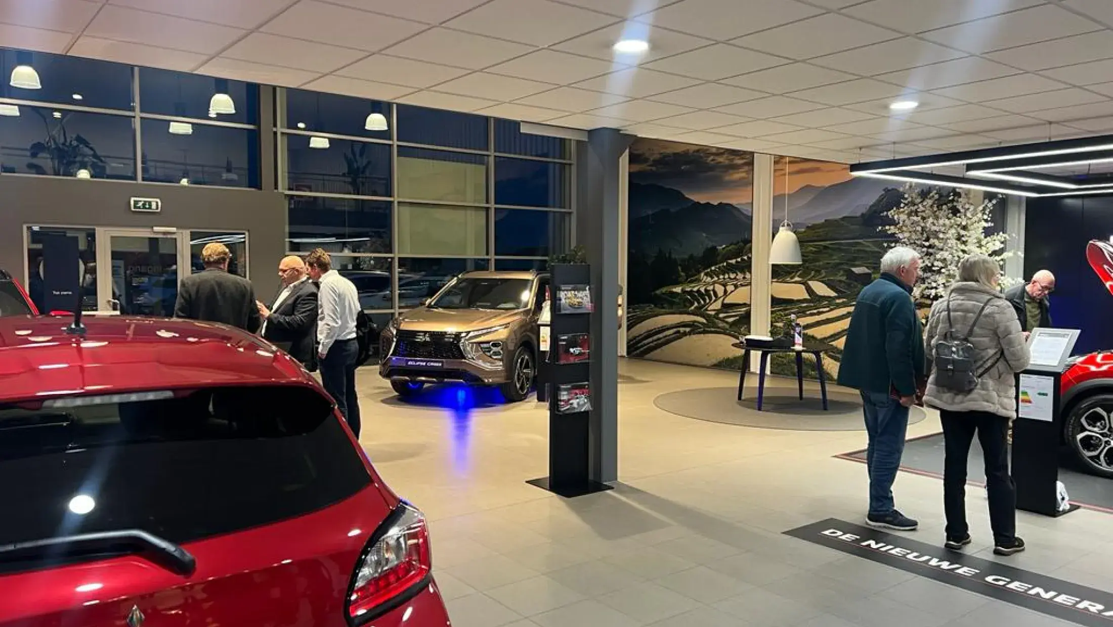 Ruime belangstelling voor de onthulling bij Autobedrijf Van Zessen 