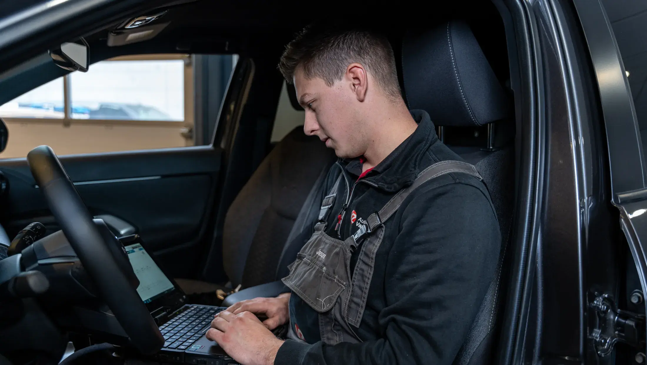 Jasper leest de computer van een auto uit
