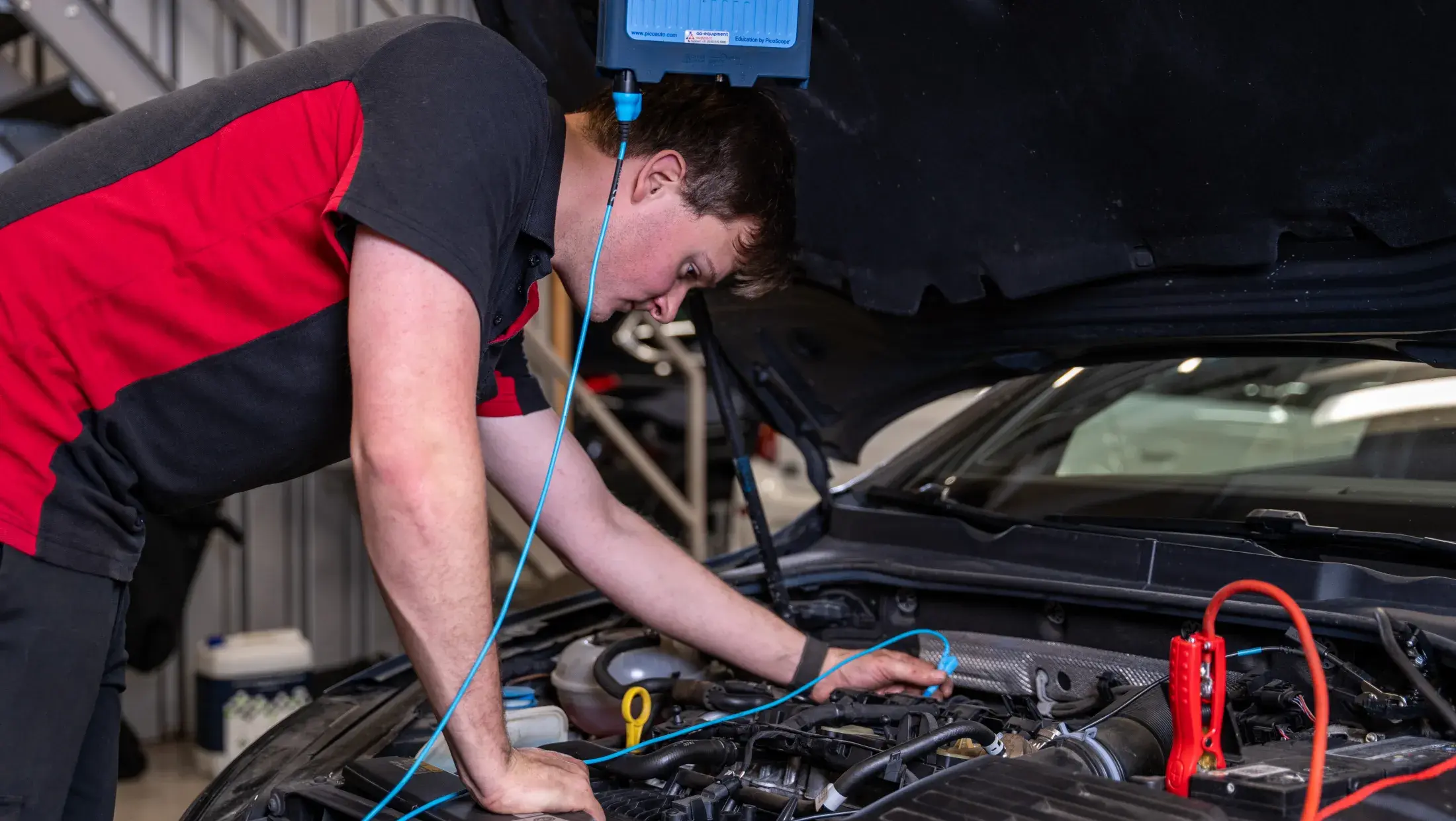Wilco controleert de staat van een auto