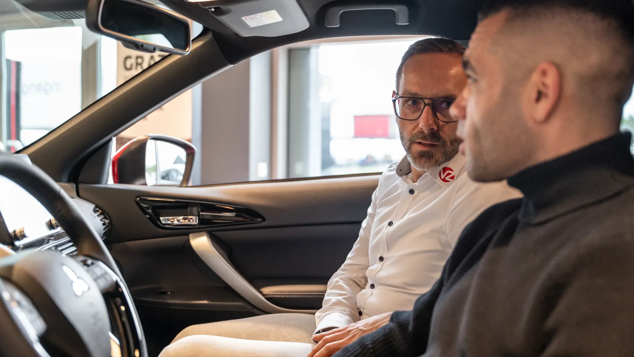 Thijs legt uit hoe alle functies van de auto werken