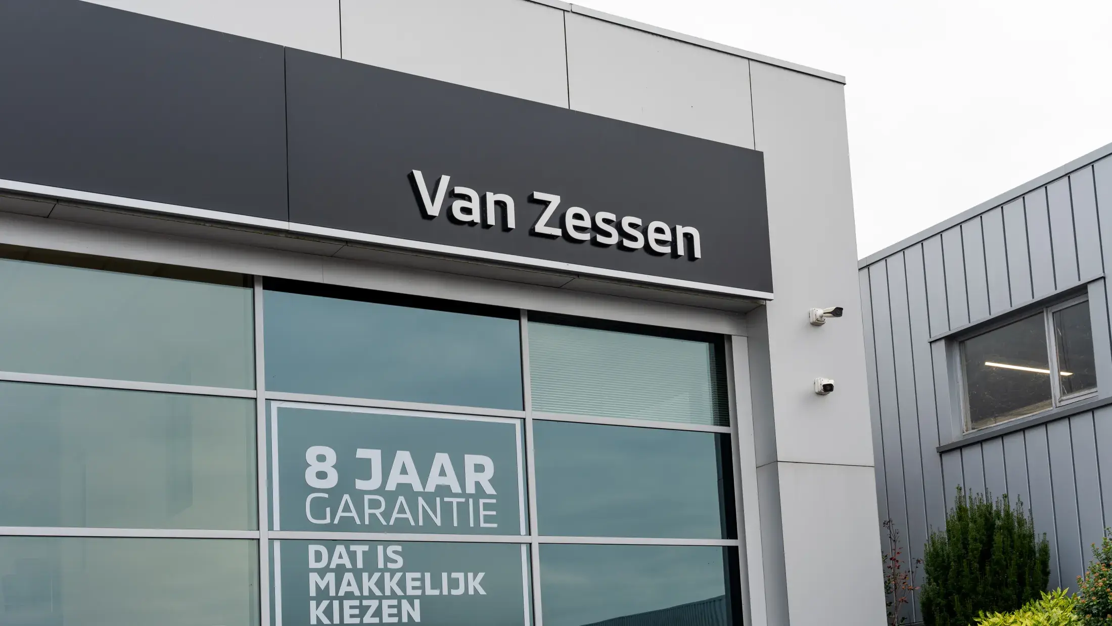 Naam Van Zessen op gevel van de showroom