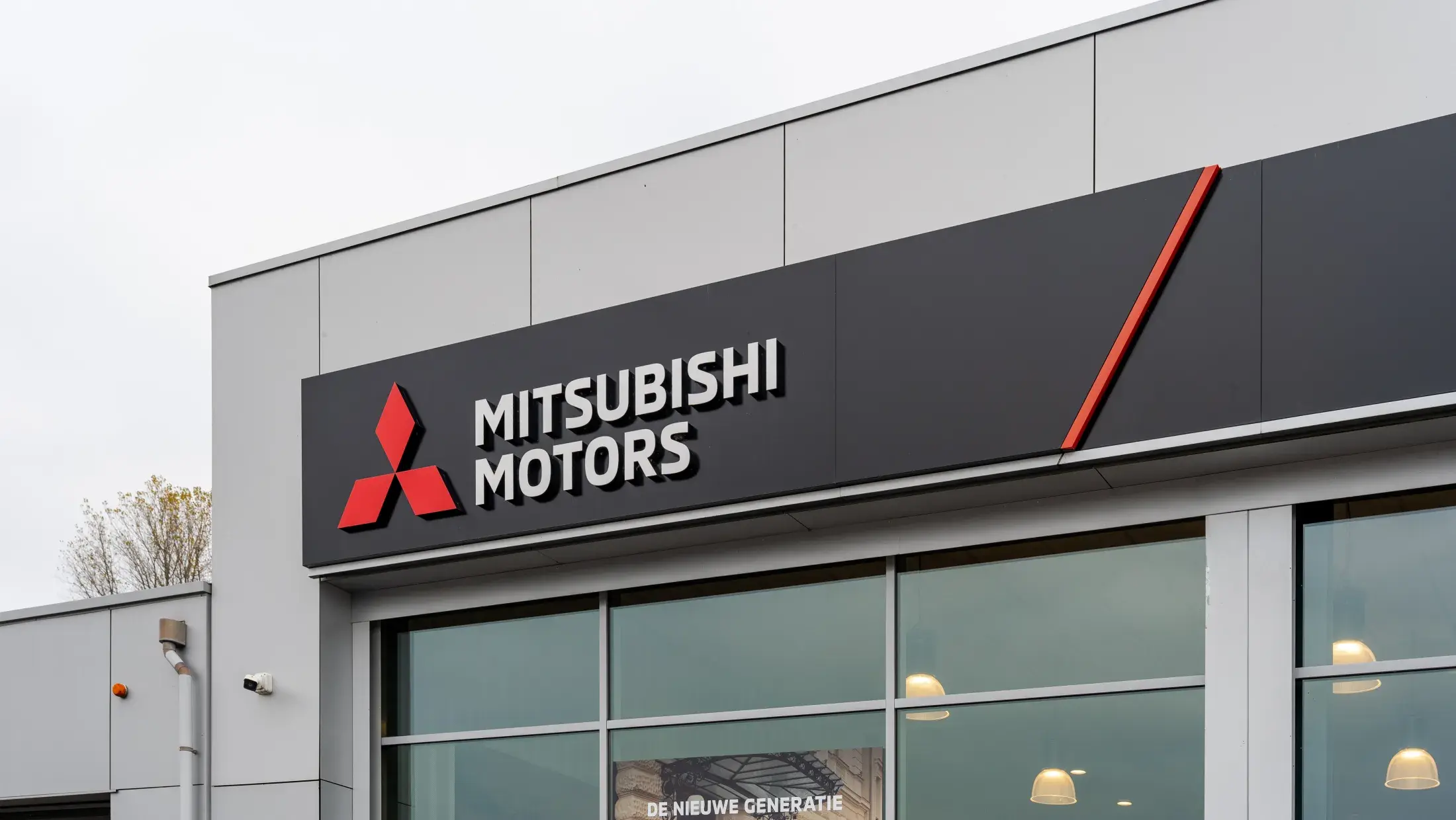 Logo Mitsubishi Motors op gevel van de showroom