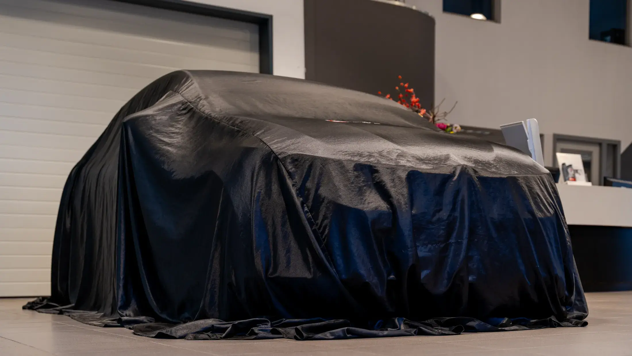 Auto onder doek klaar voor aflevering
